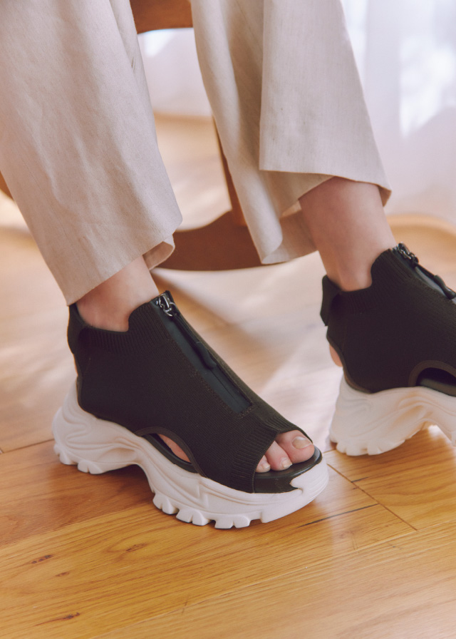 ブラウン色のeco ニットサンダルの着用イメージ