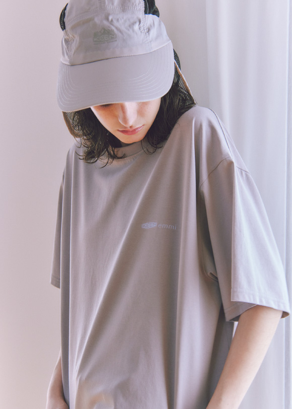 ライトグレー色のDress（emmi×kEEN）、Cap（emmi×kEEN）を着用したモデルイメージ