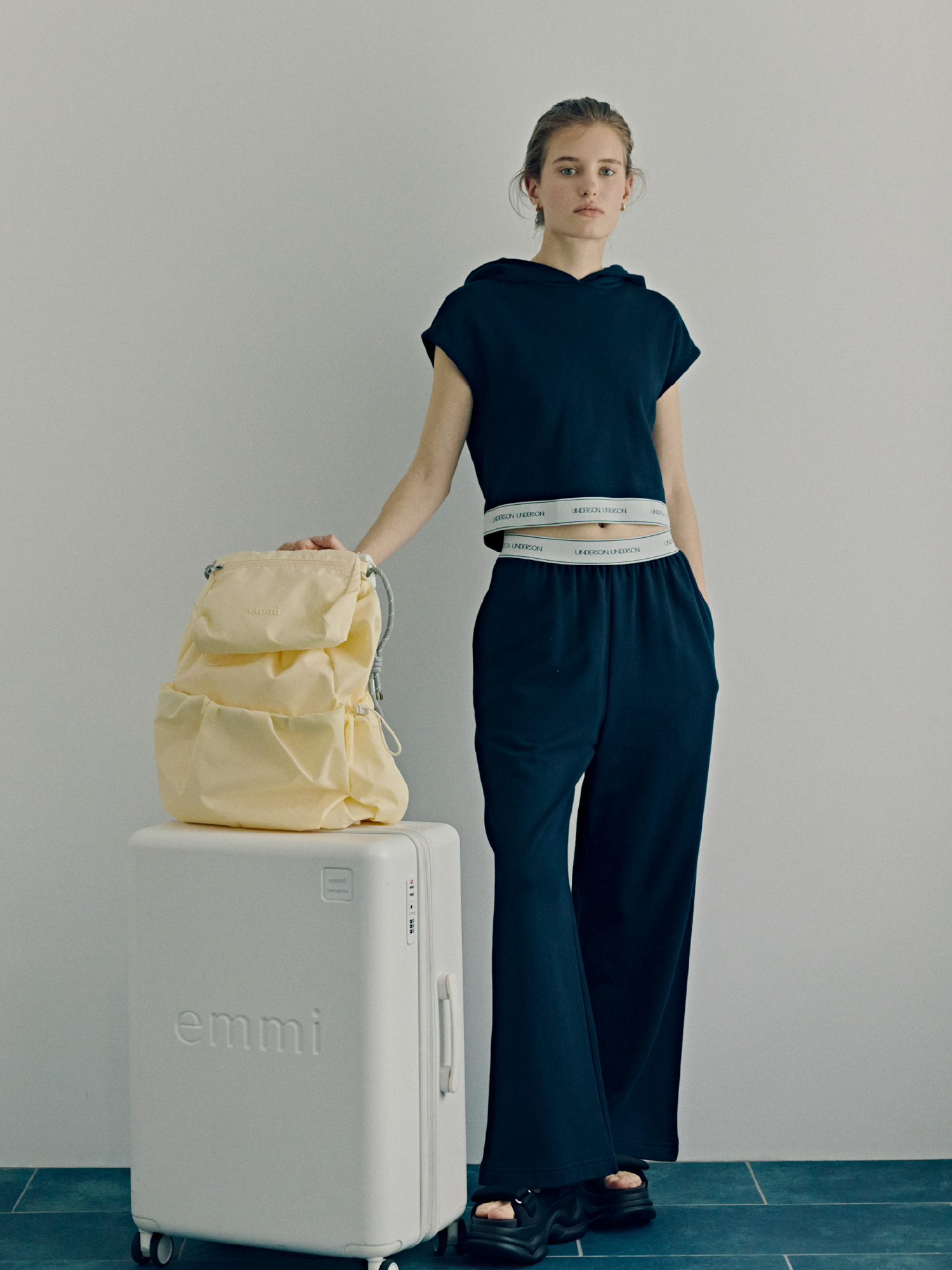 WASHI Sweat tops、WASHI Sweat pants、マルチユースバックパック/撥水、【emmi×Samsonite】スピナー68、ボリュームソールサンダルの着用イメージ