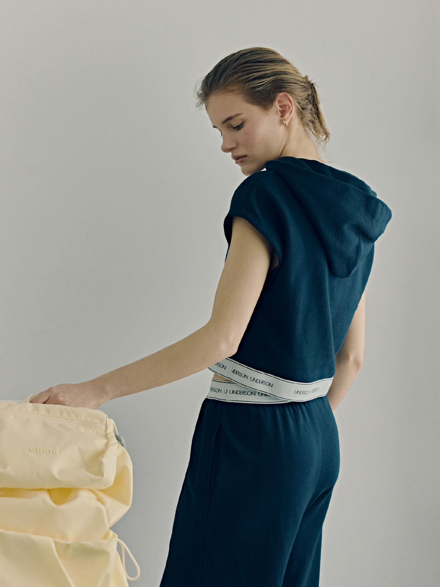 ネービー色のWASHI Sweat top、WASHI Sweat pantsを着用したモデルの後ろ姿