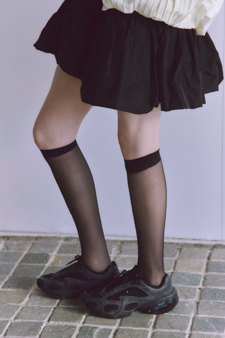 AS W NSW CLLCTN PLEATD TRK JKT・グラフィックリンガーTシャツ・ドッキングミニワンピース・【NIKE meets emmi】WMNS AIR MAX MUSE SEを着用した女性の足元