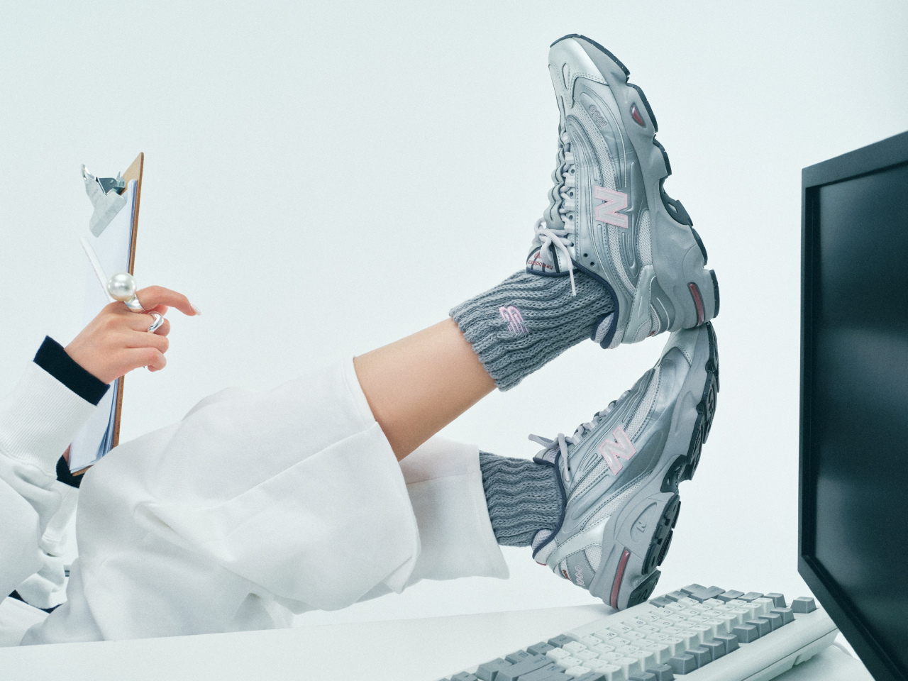 ウエストギャザースウェットパンツ・ミディアムコンフォートソックス・M1000を着用した女性の足元の画像