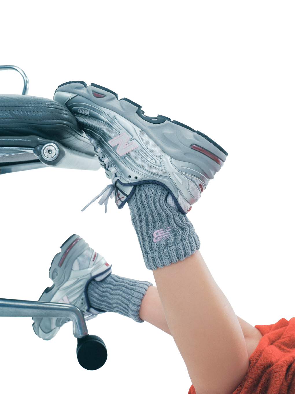 ミディアムコンフォートソックス・M1000を着用した女性の足元の画像