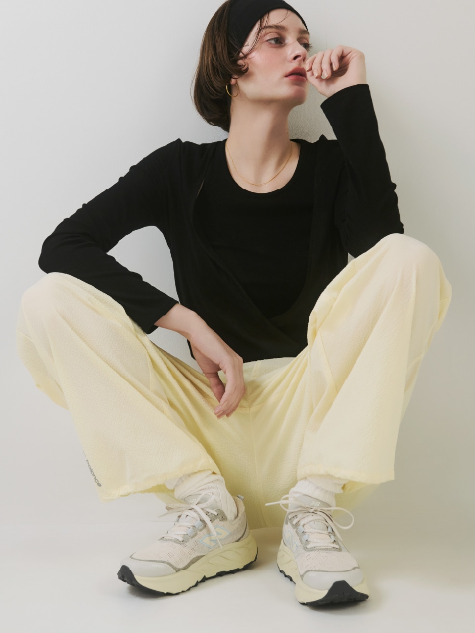 黒のレイヤードライクカットソー・イエローのマルチファンクションイージーパンツ・黒のレザーボストンバッグ・アイボリーのレギュラーソックスとFresh Foam X Hierro v9を合わせたコーディネート