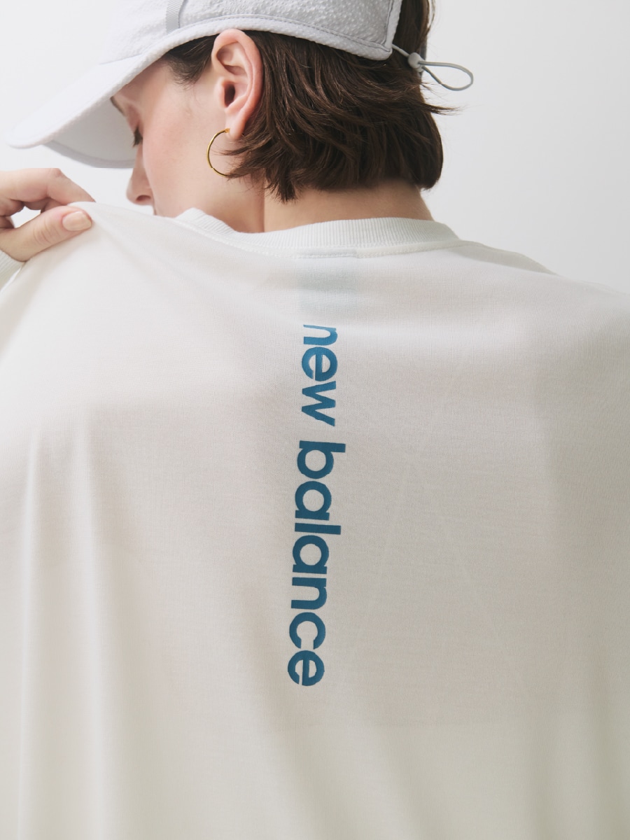 白のグラフィックロングTシャツ・グレーのマルチファンクションキャップのディテール詳細