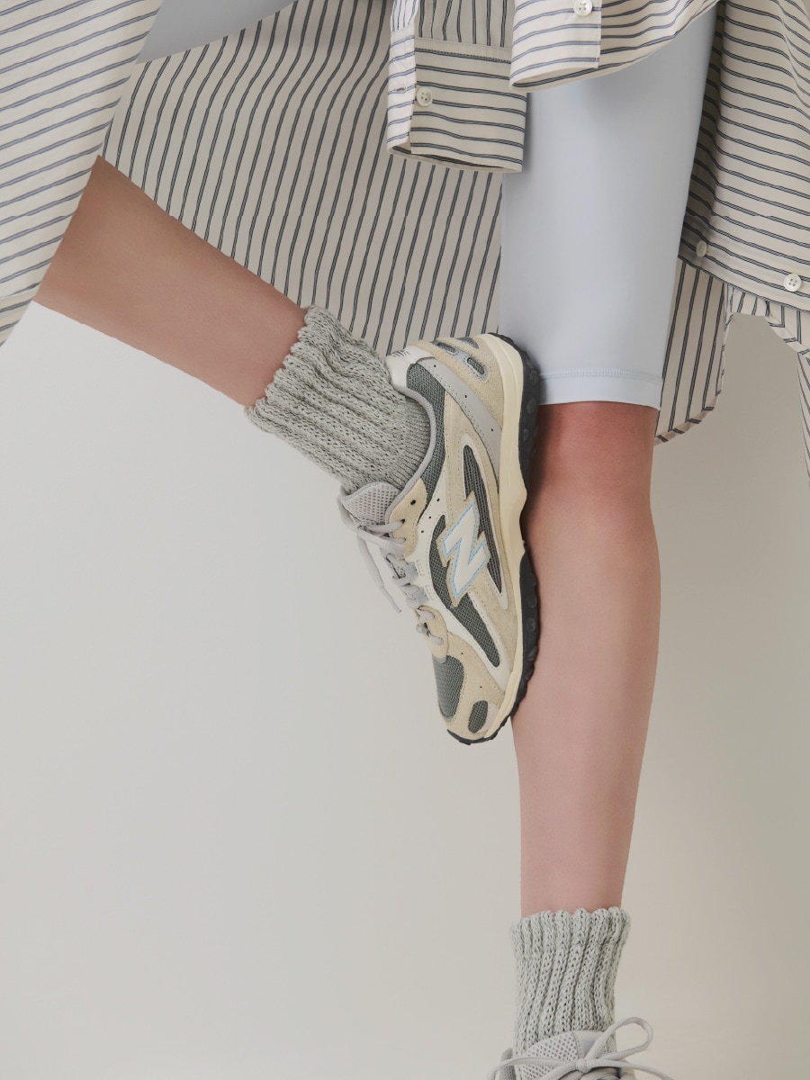 ミックスのショートコンフォートソックス2P・グレーのU204Lを合わせた足元写真