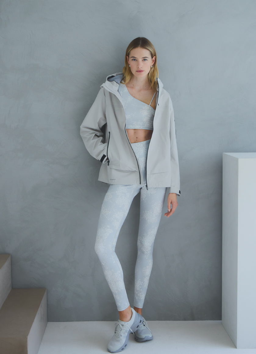 【On】Trek Jacket・eco スノートレイスブラトップ・eco スノートレイスレギンス・【emmi×On】On x MotivNY Cloudpulseを着用した女性