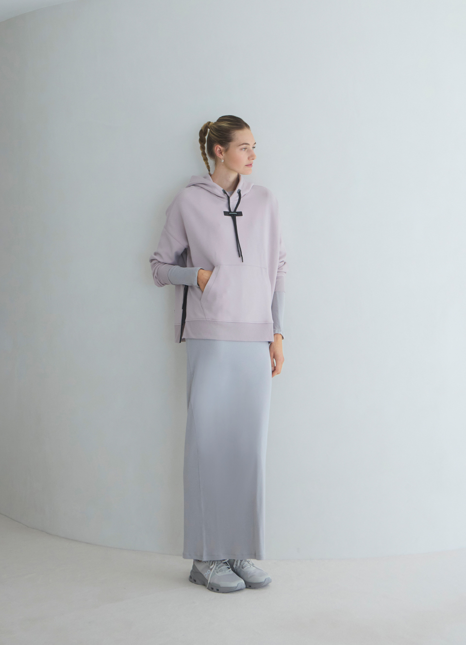 【On】Hoodie W・レイヤードライクカットソーワンピース・【emmi×On】On x MotivNY Cloudpulseを着用した女性