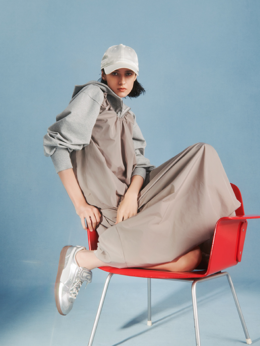 ギャザーフォルムワンピース・パーカー×ベアオールインワンセット・【emmi|NEW ERA】9TWENTYサテンキャップ・WIDE BOSTON METALLIC BAGを着用した女性
