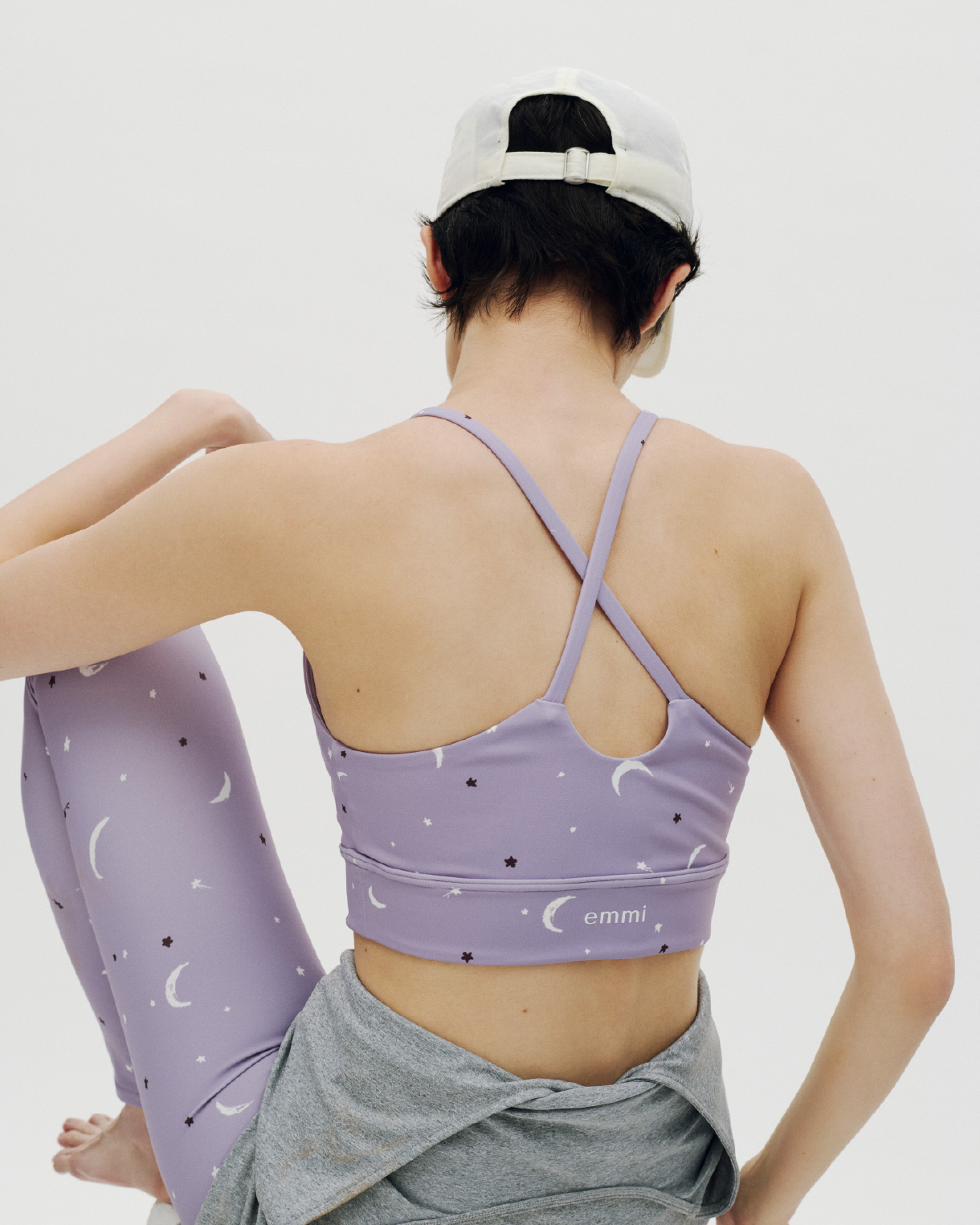 Happy Active set、【emmi×HydroFlask】16oz Wide Mouthを着用した女性のイメージ