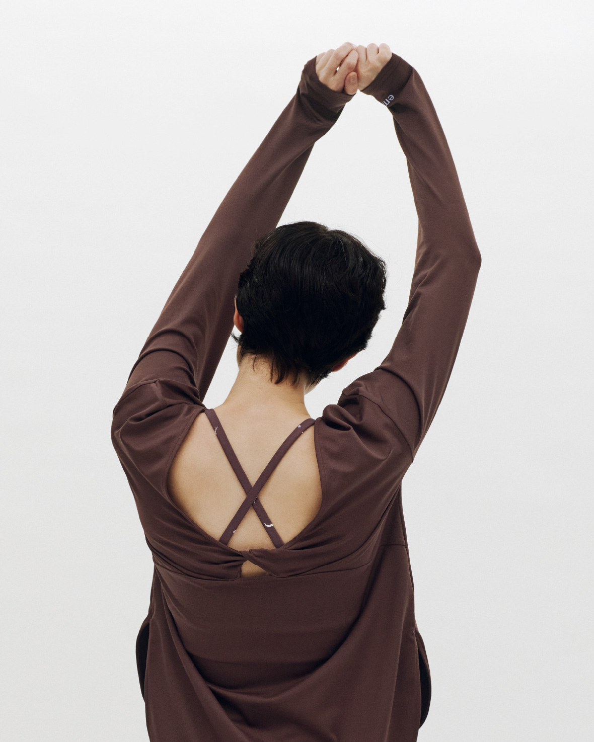 Happy Active set、emmiロゴベーシックシャツの着用イメージ