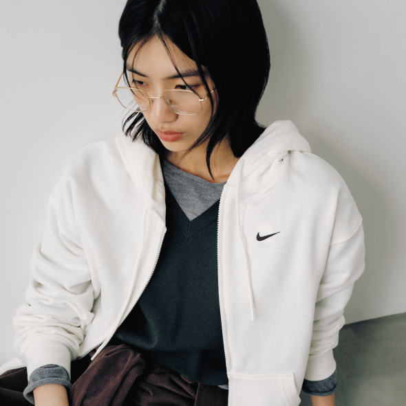 【NIKE Studio Fleece】のパーカーを着た女性