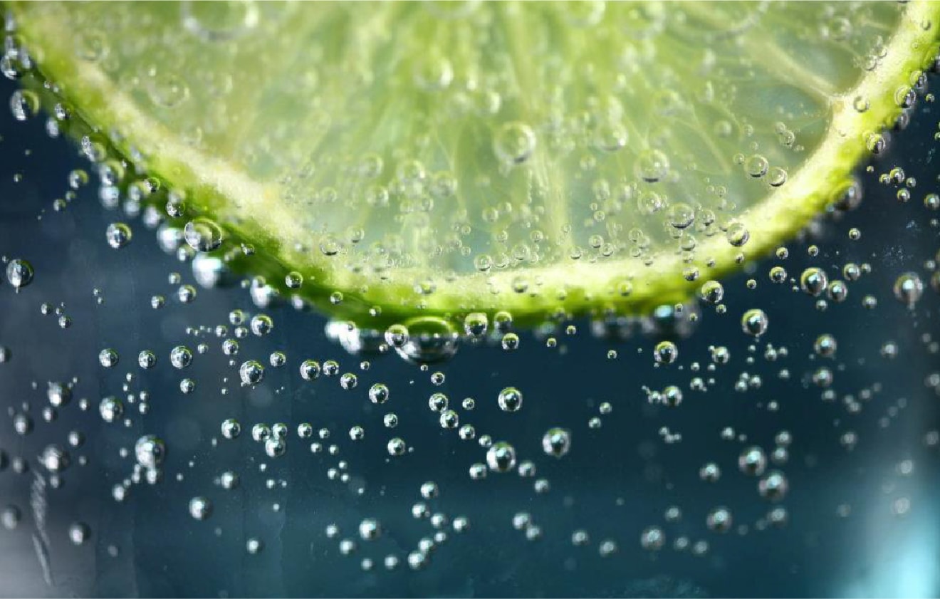 水の中の果物の画像