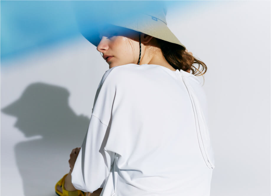 THE MOOD OF SUMMER タウンでも水辺でも。emmiのスイムウエア