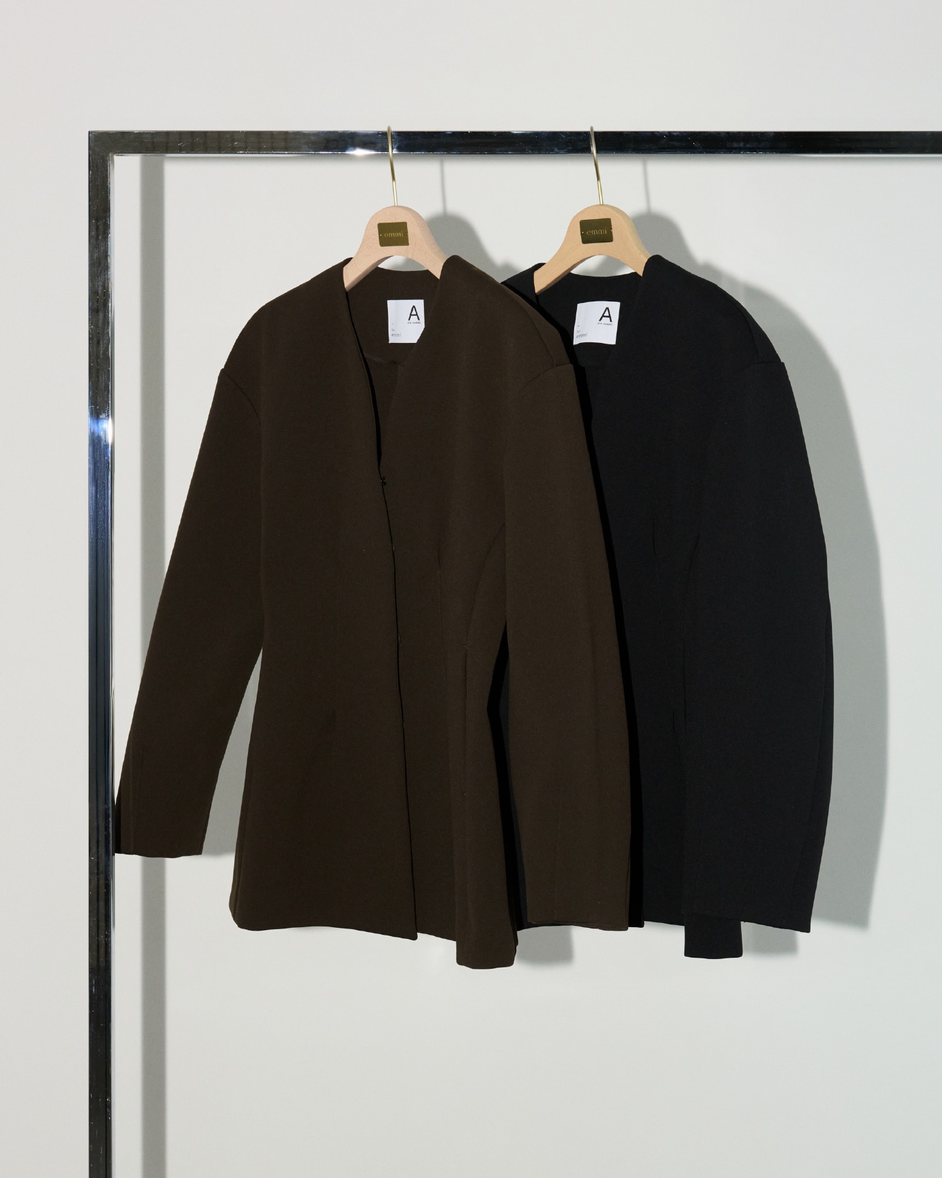 金子綾コラボコンフォートジャケットの吊るし画像