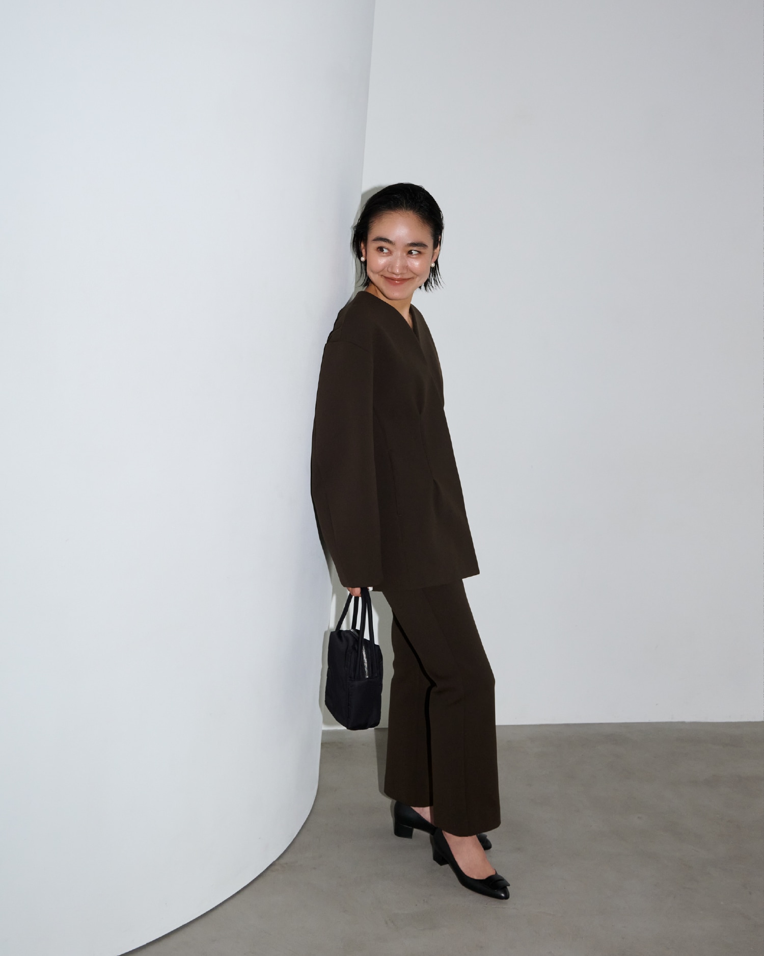 金子綾コラボコンフォートジャケット・金子綾コラボトラウザーズパンツ・eco ナイロンスクエアバッグの着用例