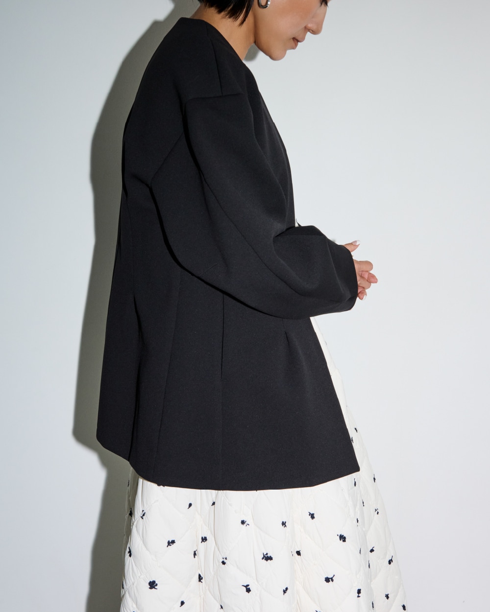 金子綾コラボコンフォートＪＫ・エンブロイダリーキルティングベスト・エンブロイダリーキルティングスカート・フープワンタッチピアス・防水バックパック・ecoニットモードスニーカーの着用例