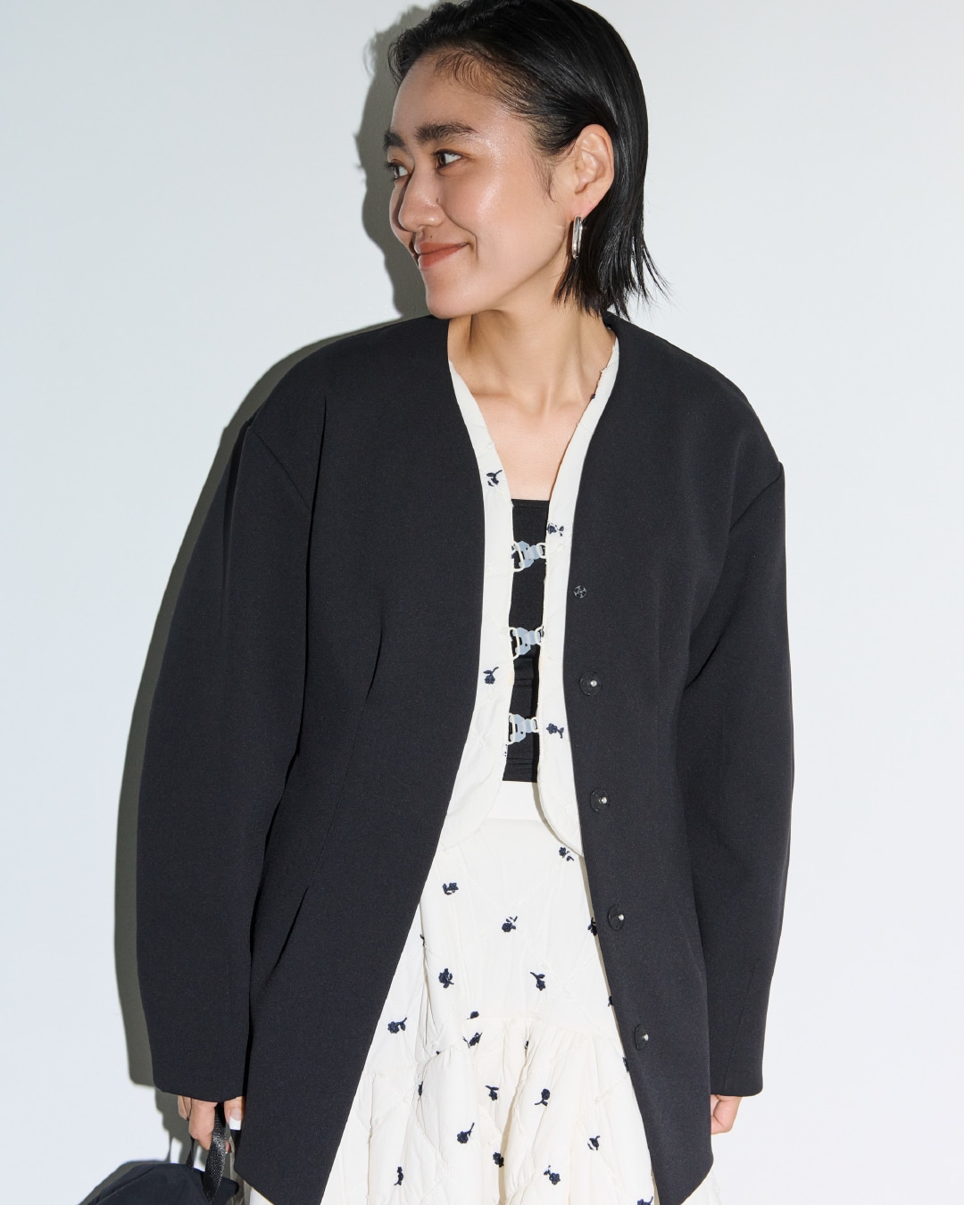 金子綾コラボコンフォートＪＫ・エンブロイダリーキルティングベスト・エンブロイダリーキルティングスカート・フープワンタッチピアス・防水バックパック・ecoニットモードスニーカーの着用例