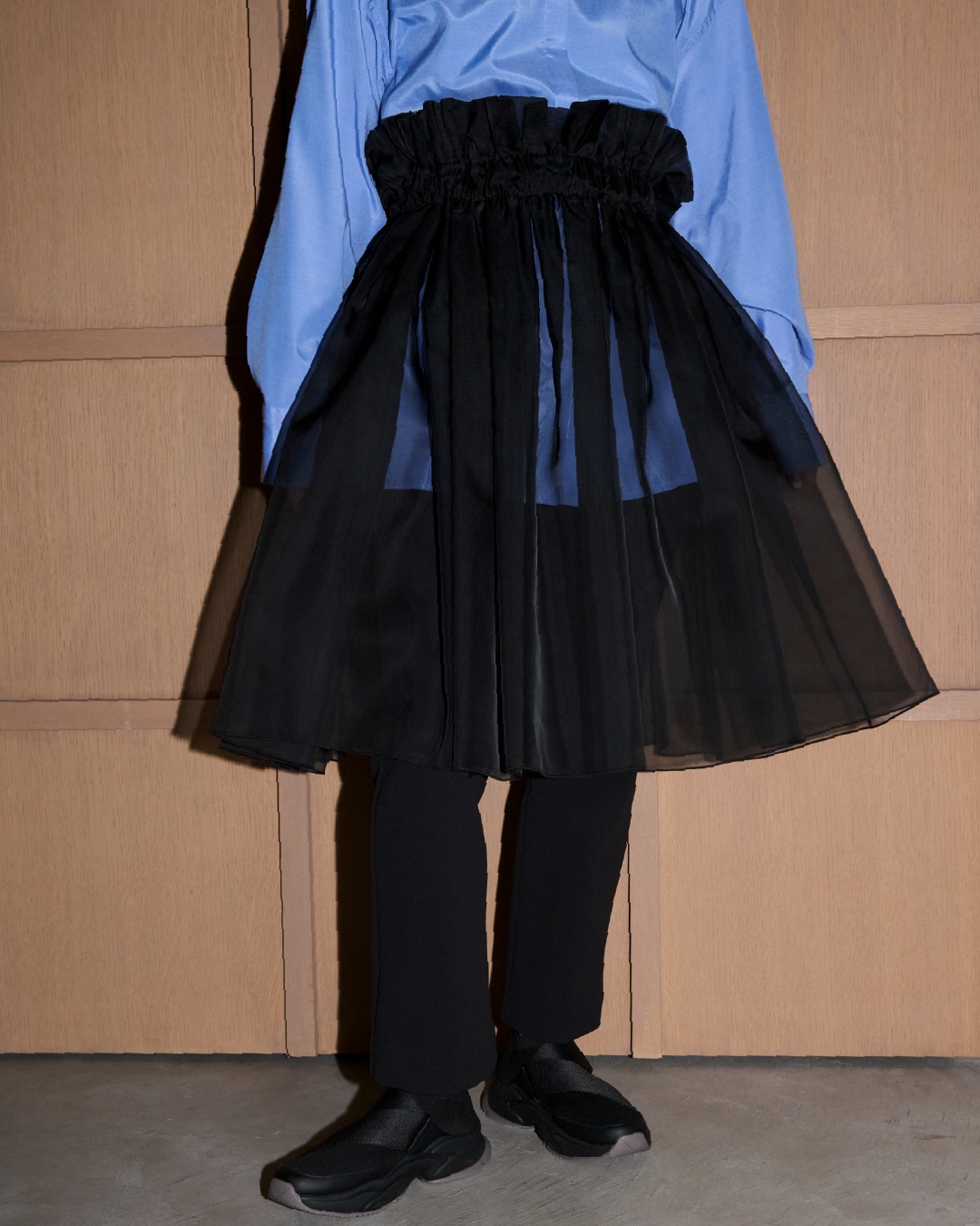 emmiロゴベーシックシャツ・金子綾コラボハイネックワンピースセット・金子綾コラボトラウザーズパンツ・ナイロンパディングバッグ・ecoニットスニーカーの着用例