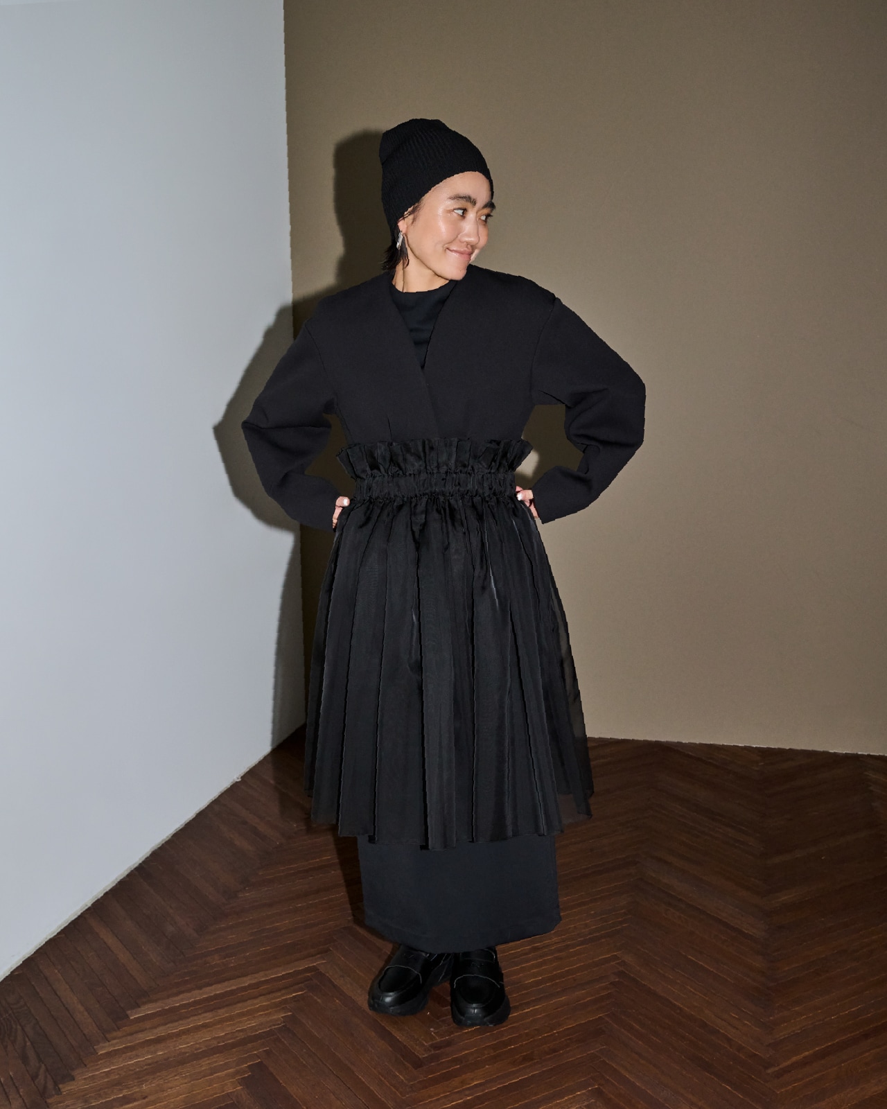 金子綾コラボコンフォートジャケット・金子綾コラボハイネックワンピースセット・フープワンタッチピアス・リブニットビーニー EC限定グリッターラメBAG・LOAFYR EMMIの着用例