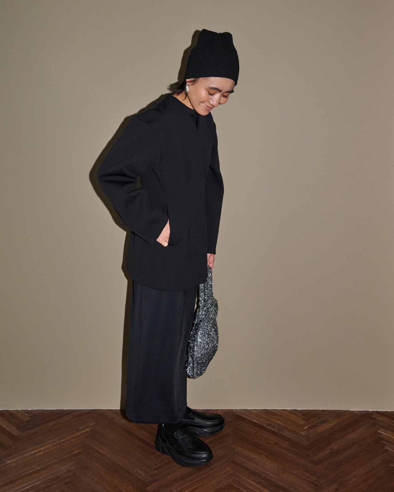 金子綾コラボハイネックワンピースセット・フープワンタッチピアス・リブニットビーニー・LOAFYR EMMIの着用例