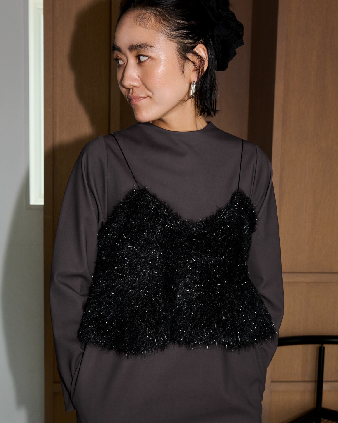 金子綾コラボハイネックワンピースセット・フェザーラメニットビスチェ・チェックオーガンジーシュシュ・フープワンタッチピアス・ecoニットブーツの着用例