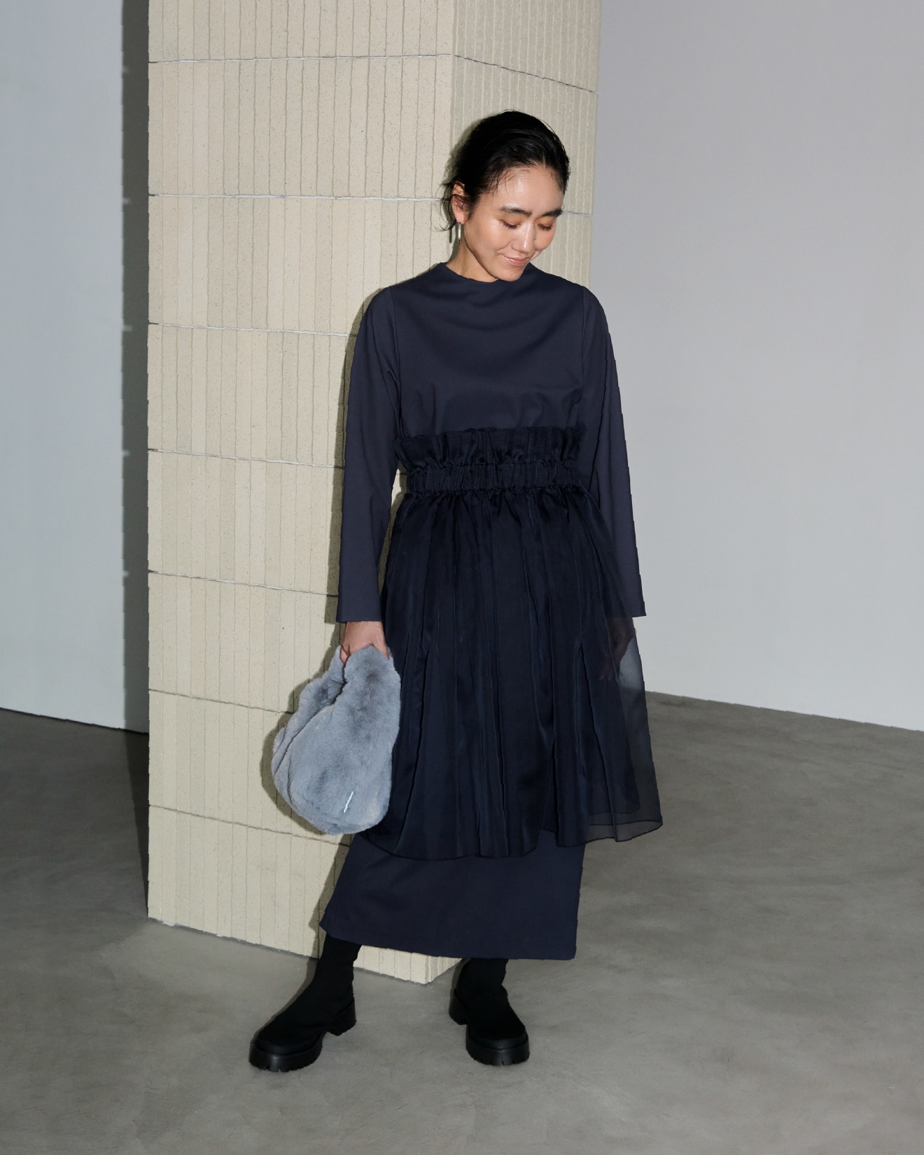 金子綾コラボハイネックワンピースセット・フープワンタッチピアス・ファーライクバッグ・ecoニットブーツの着用例