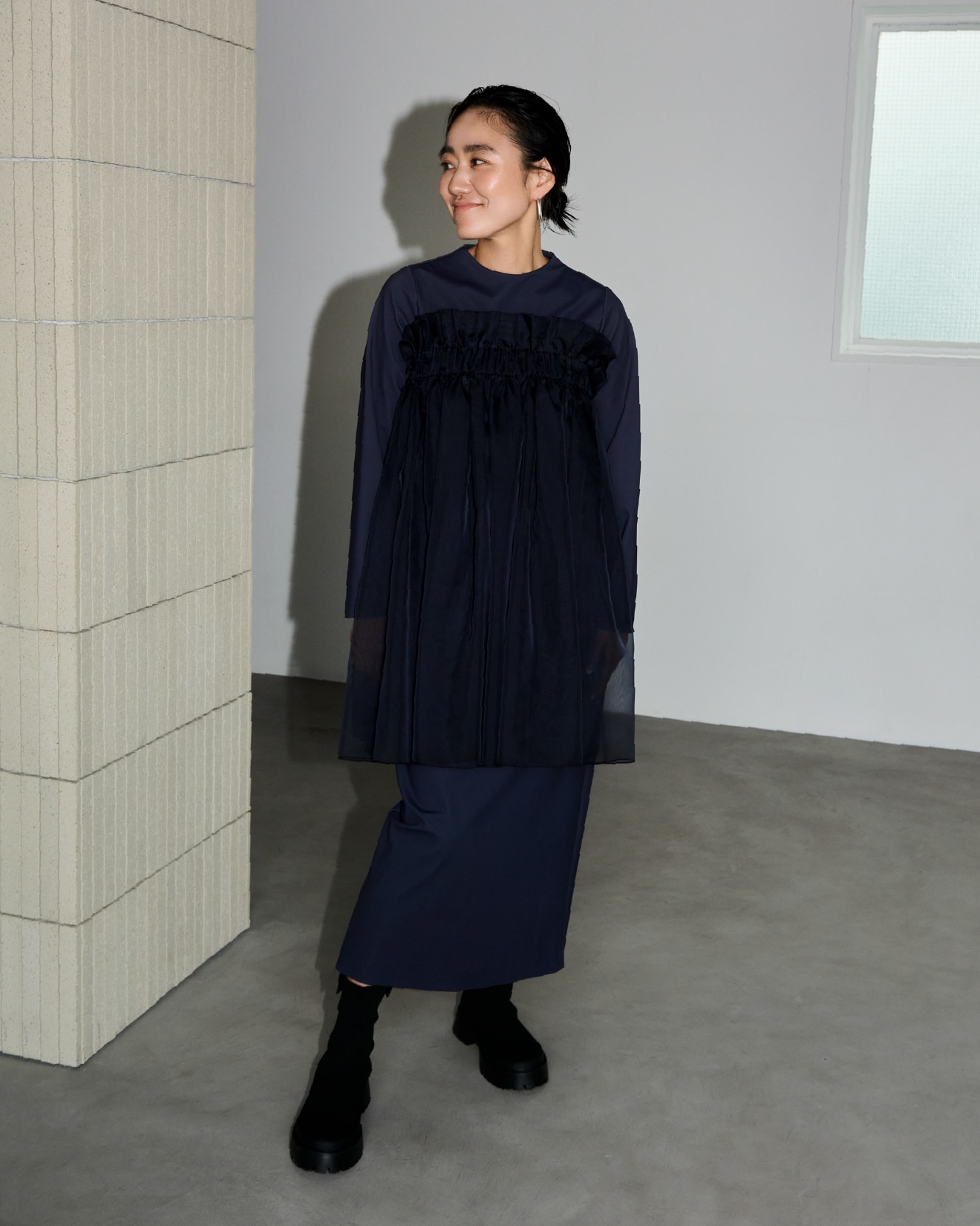 金子綾コラボハイネックワンピースセット・フープワンタッチピアス・ecoニットブーツの着用例