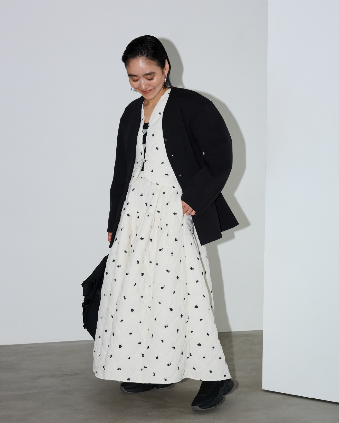 金子綾コラボコンフォートＪＫ・エンブロイダリーキルティングベスト・エンブロイダリーキルティングスカート・フープワンタッチピアス・防水バックパック・ecoニットモードスニーカーの着用例