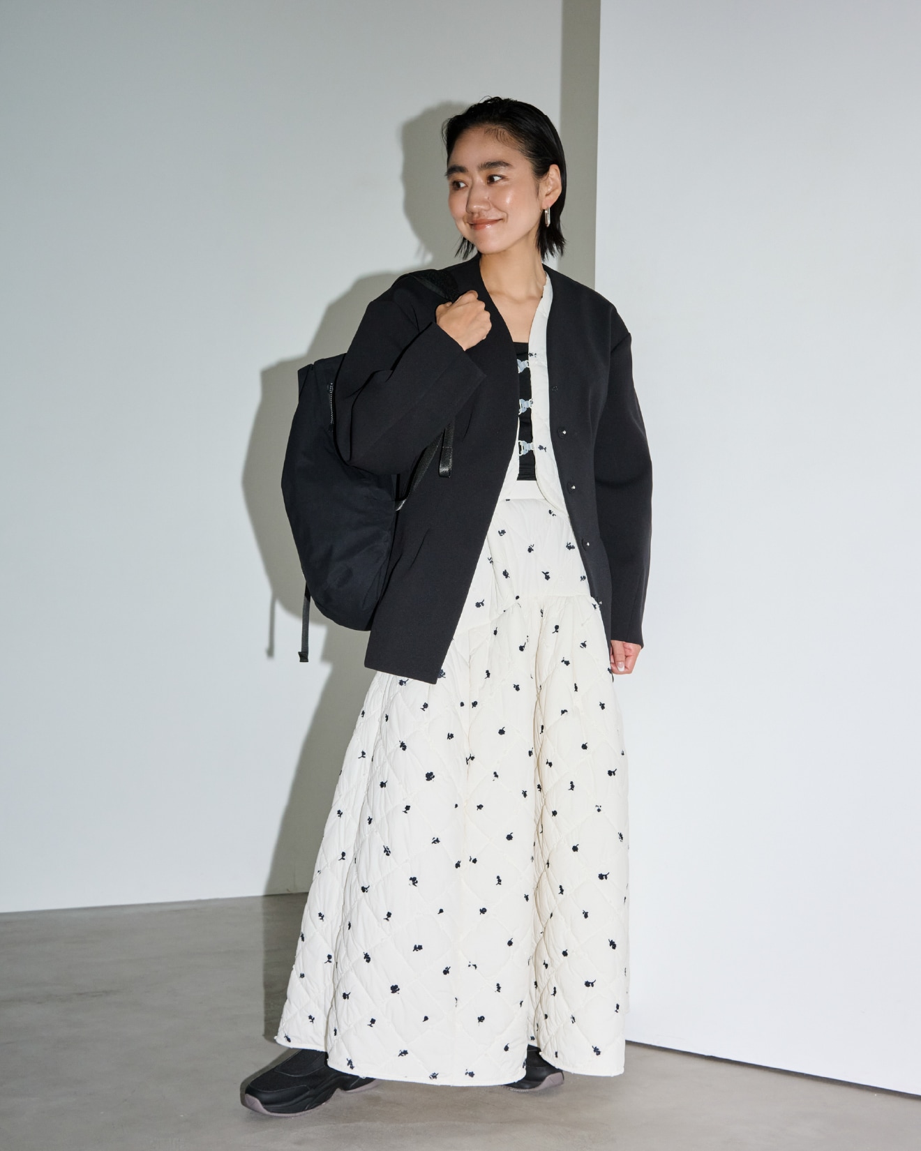 金子綾コラボコンフォートＪＫ・エンブロイダリーキルティングベスト・エンブロイダリーキルティングスカート・フープワンタッチピアス・防水バックパック・ecoニットモードスニーカーの着用例