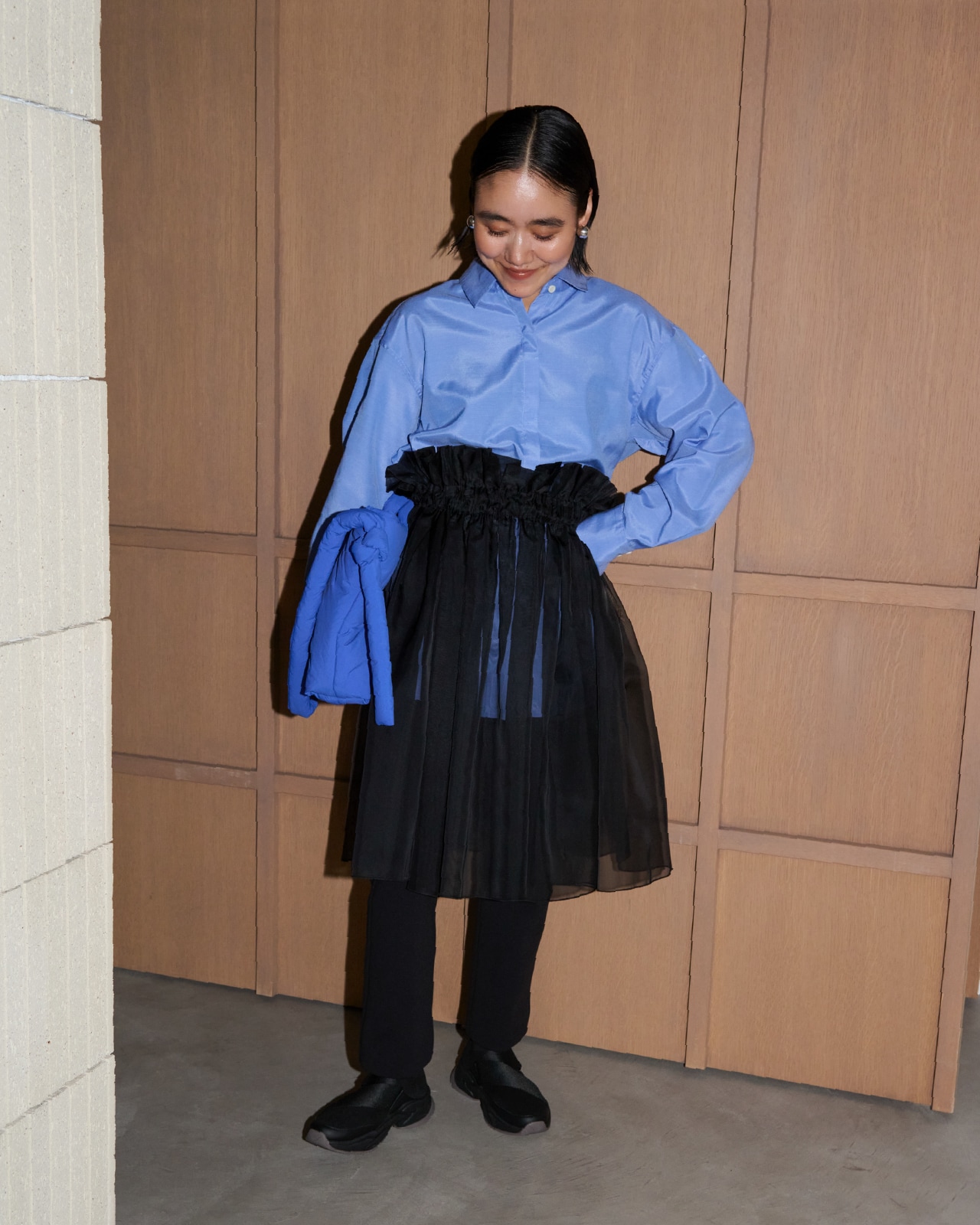 emmiロゴベーシックシャツ・金子綾コラボハイネックワンピースセット・金子綾コラボトラウザーズパンツ・ナイロンパディングバッグ・ecoニットスニーカーの着用例