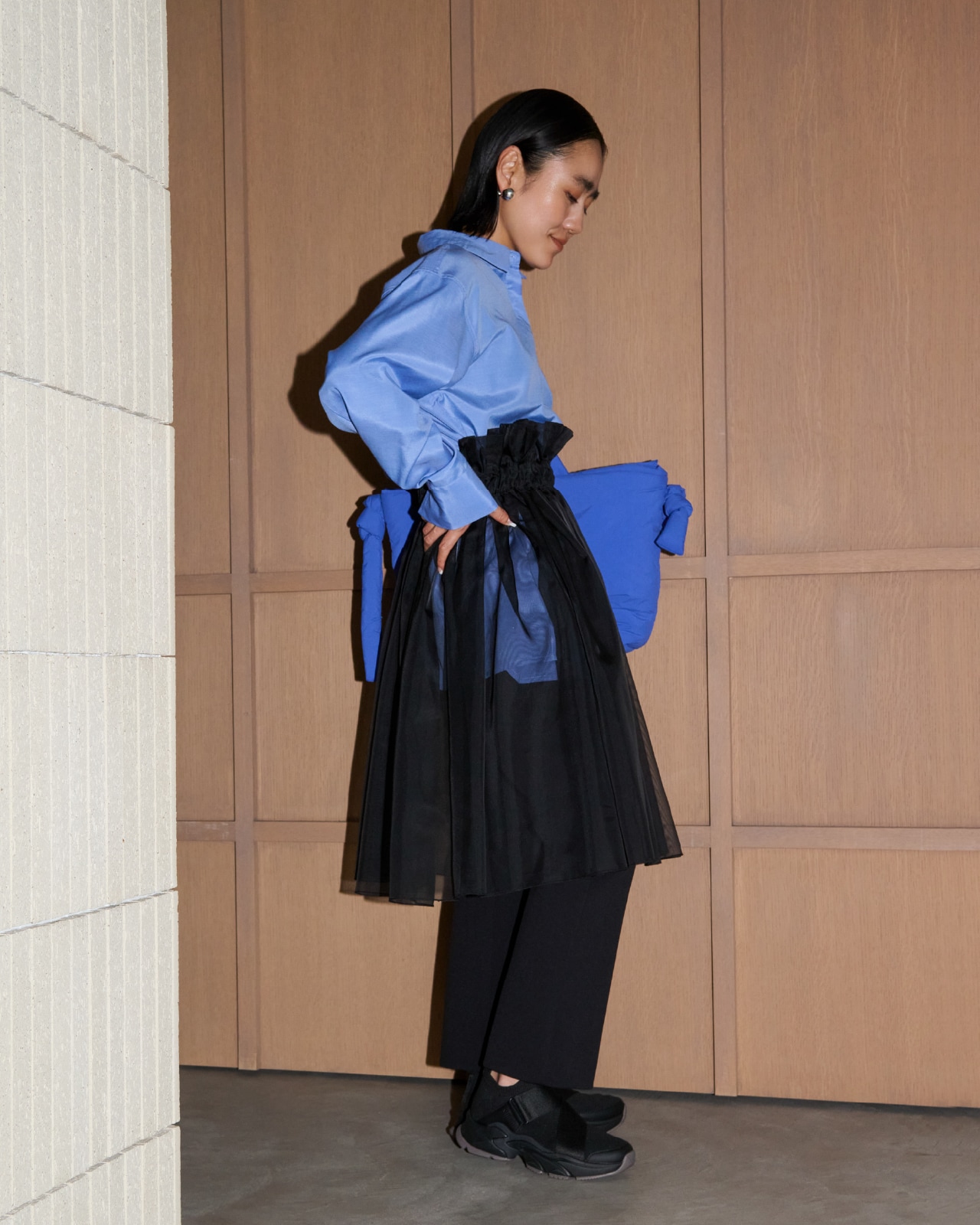 emmiロゴベーシックシャツ・金子綾コラボハイネックワンピースセット・金子綾コラボトラウザーズパンツ・ナイロンパディングバッグ・ecoニットスニーカーの着用例