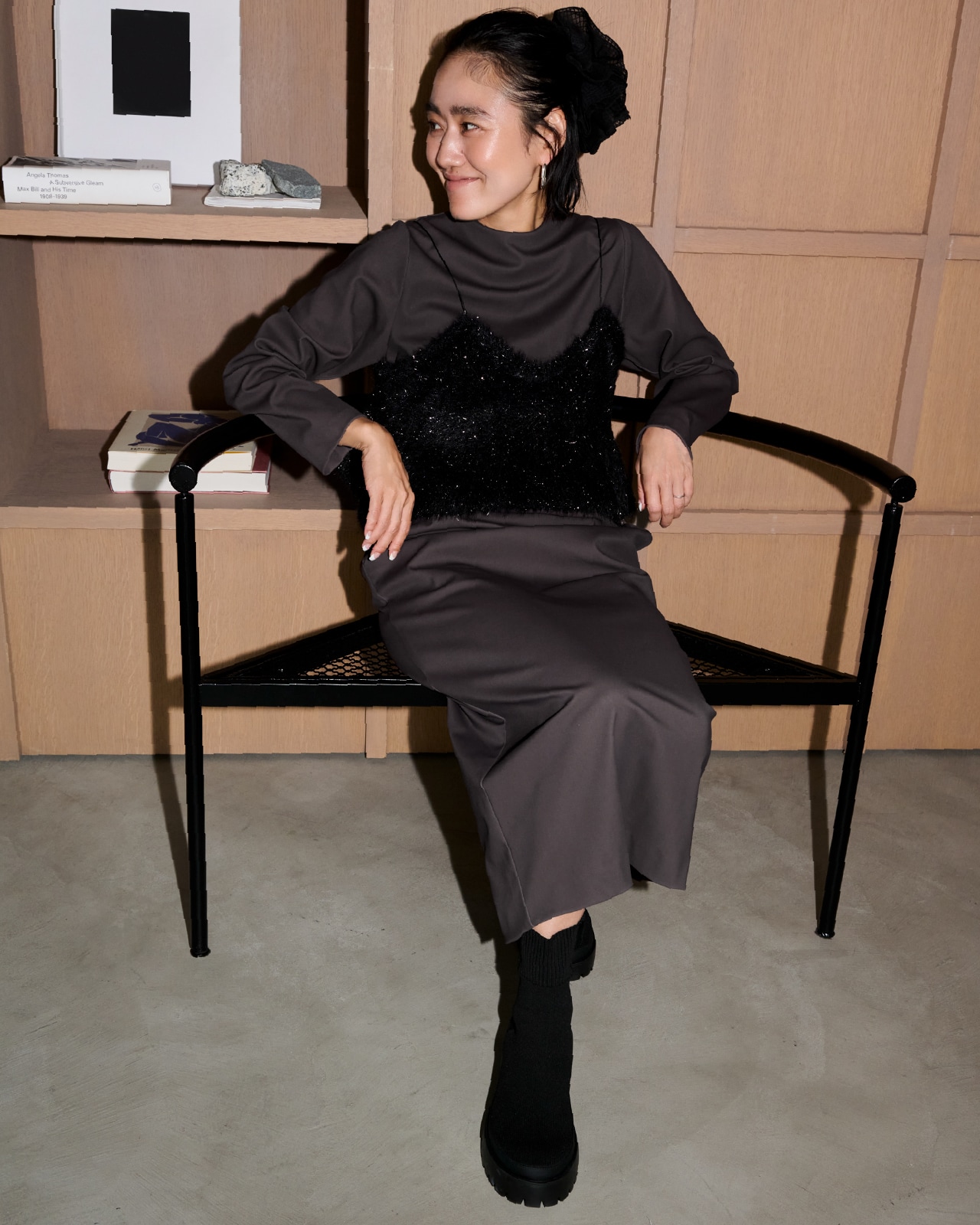 金子綾コラボハイネックワンピースセット・フェザーラメニットビスチェ・チェックオーガンジーシュシュ・フープワンタッチピアス・ecoニットブーツの着用例