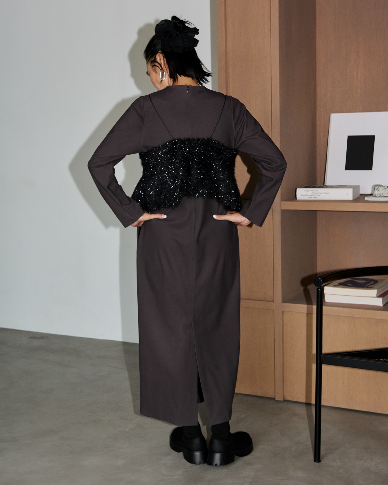 金子綾コラボハイネックワンピースセット・フェザーラメニットビスチェ・チェックオーガンジーシュシュ・フープワンタッチピアス・ecoニットブーツの着用例