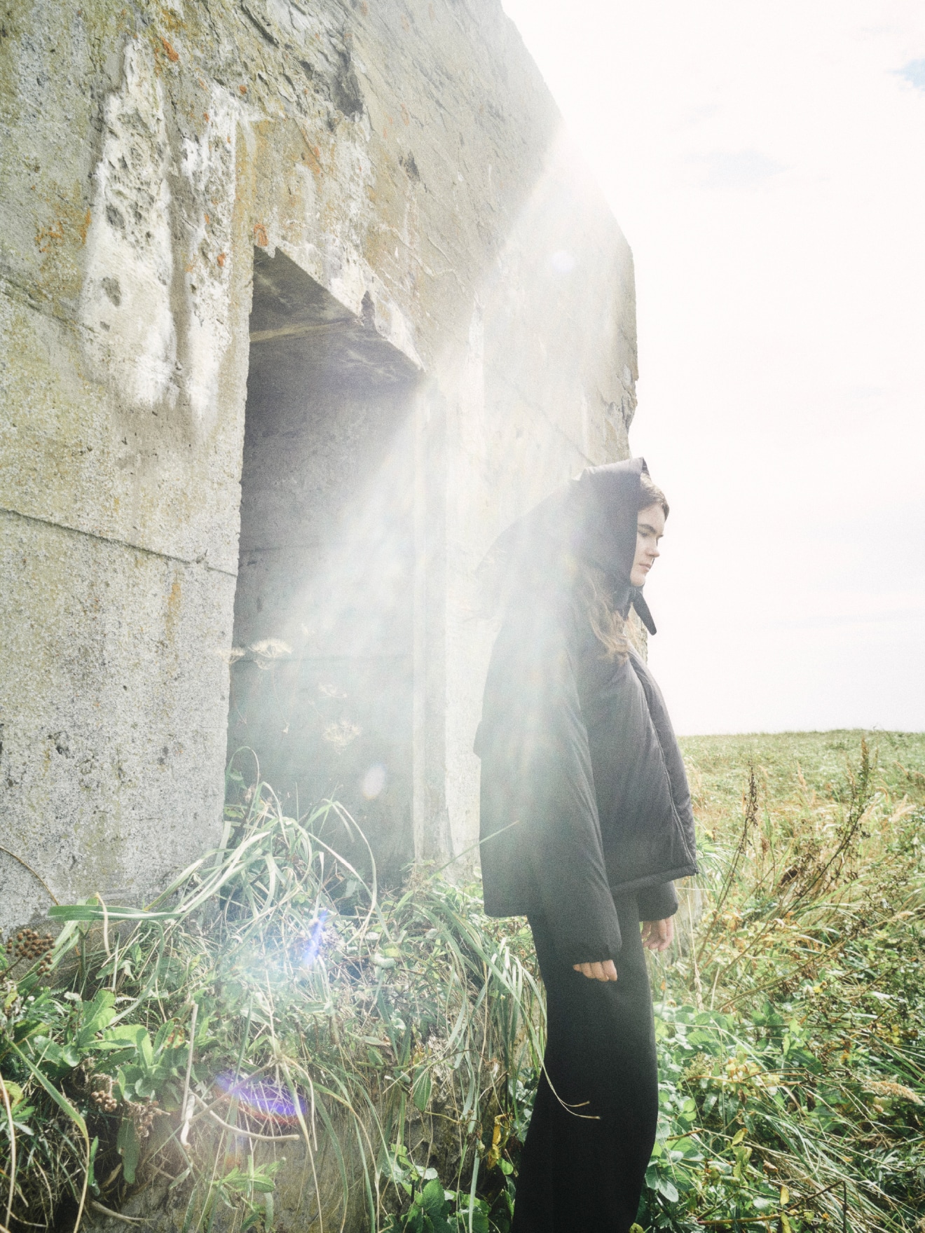 黒のテックフィルブレスサーモコートとモダールカットソーフーディーワンピースとMizunoシューズの着用例