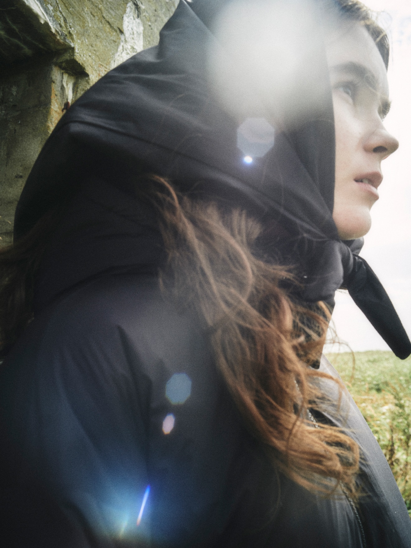 黒のテックフィルブレスサーモコートとモダールカットソーフーディーワンピースとMizunoシューズの着用例