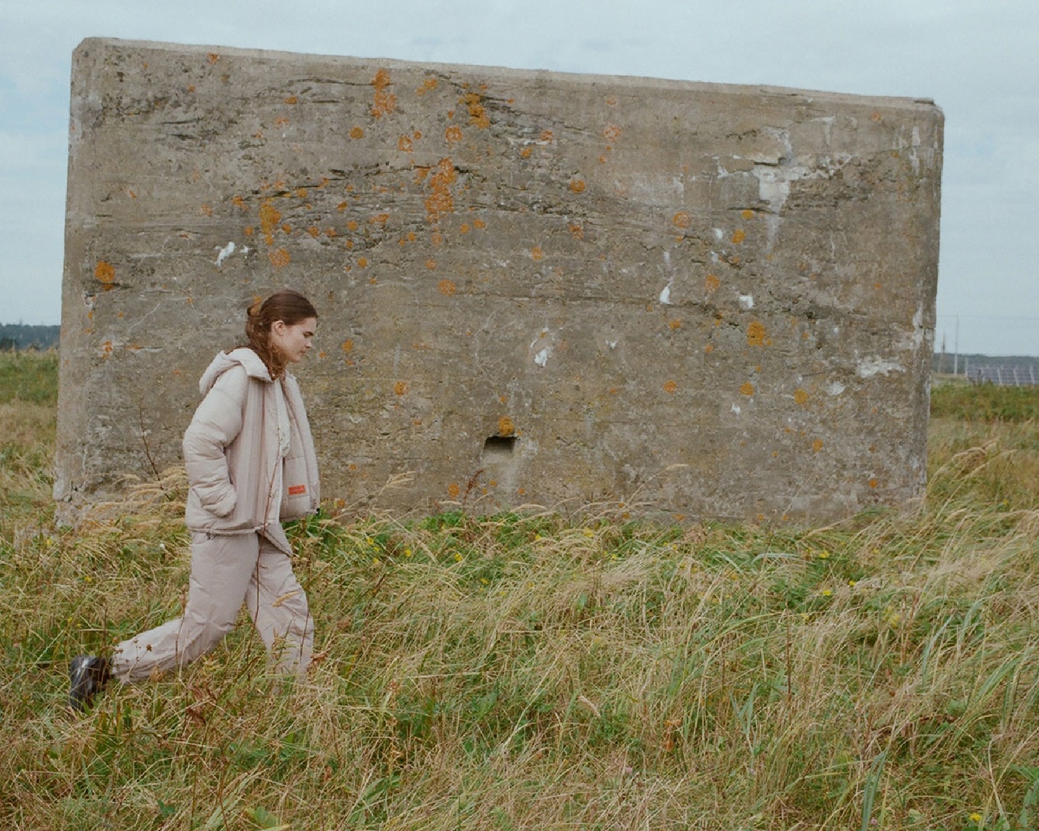 emmi | Mizunoのトータルコーディネートで草原を駆けるイメージ写真