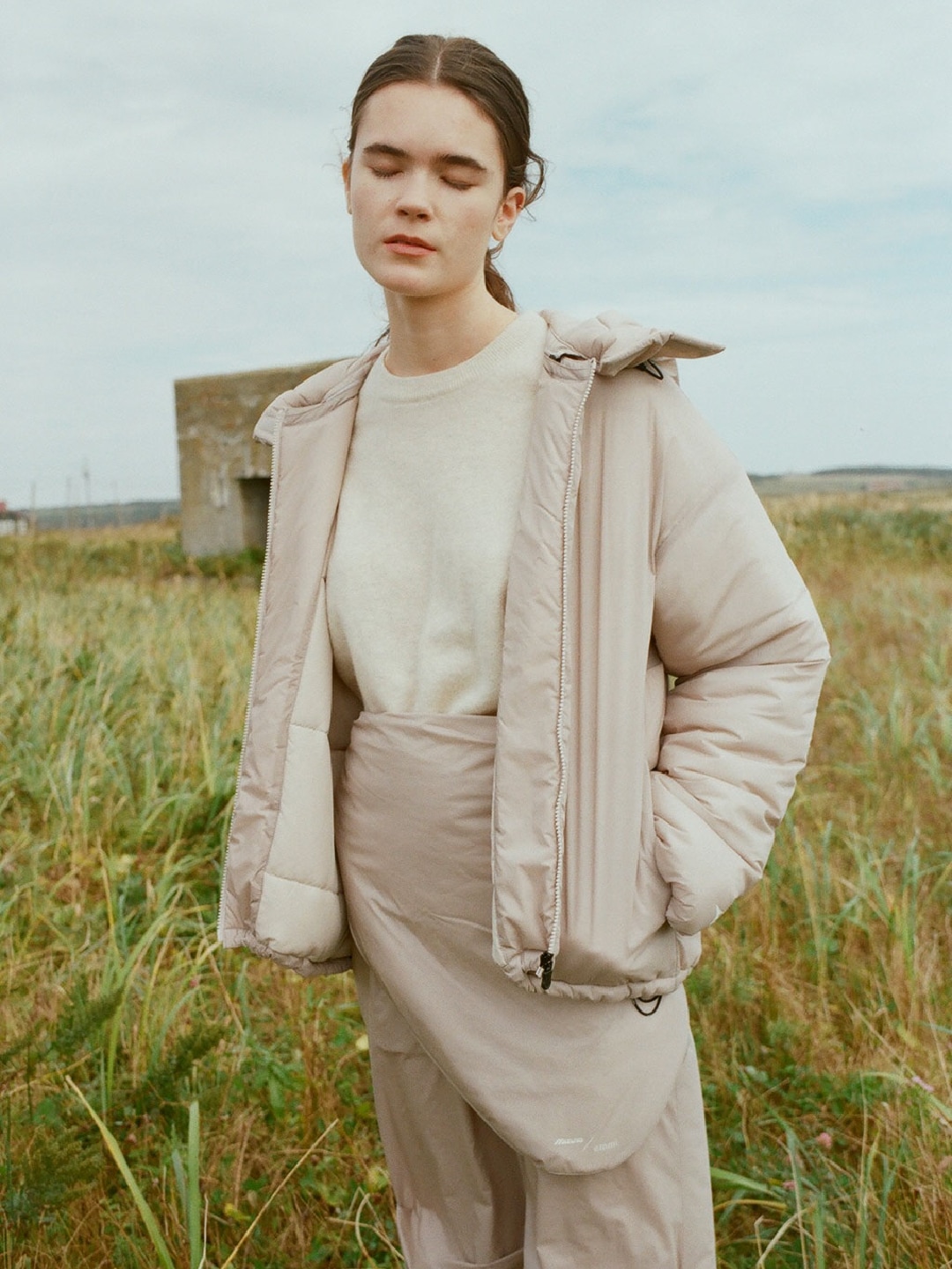 テックフィルブレスサーモコート・ラムウールオーバーニットトップス・ブレスサーモパンツのコーディネート