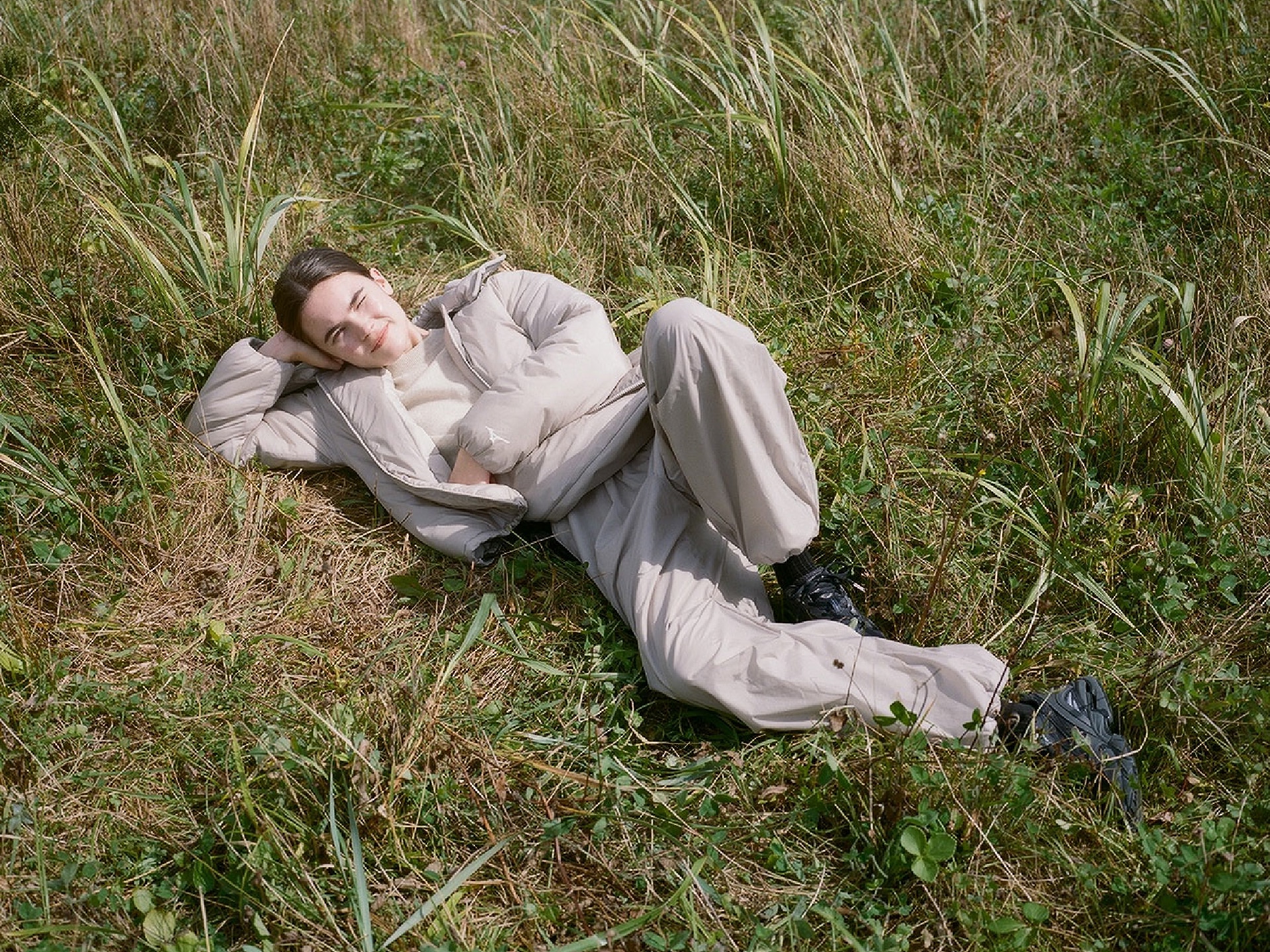 テックフィルブレスサーモコート・ラムウールオーバーニットトップス・ブレスサーモパンツのコーディネート