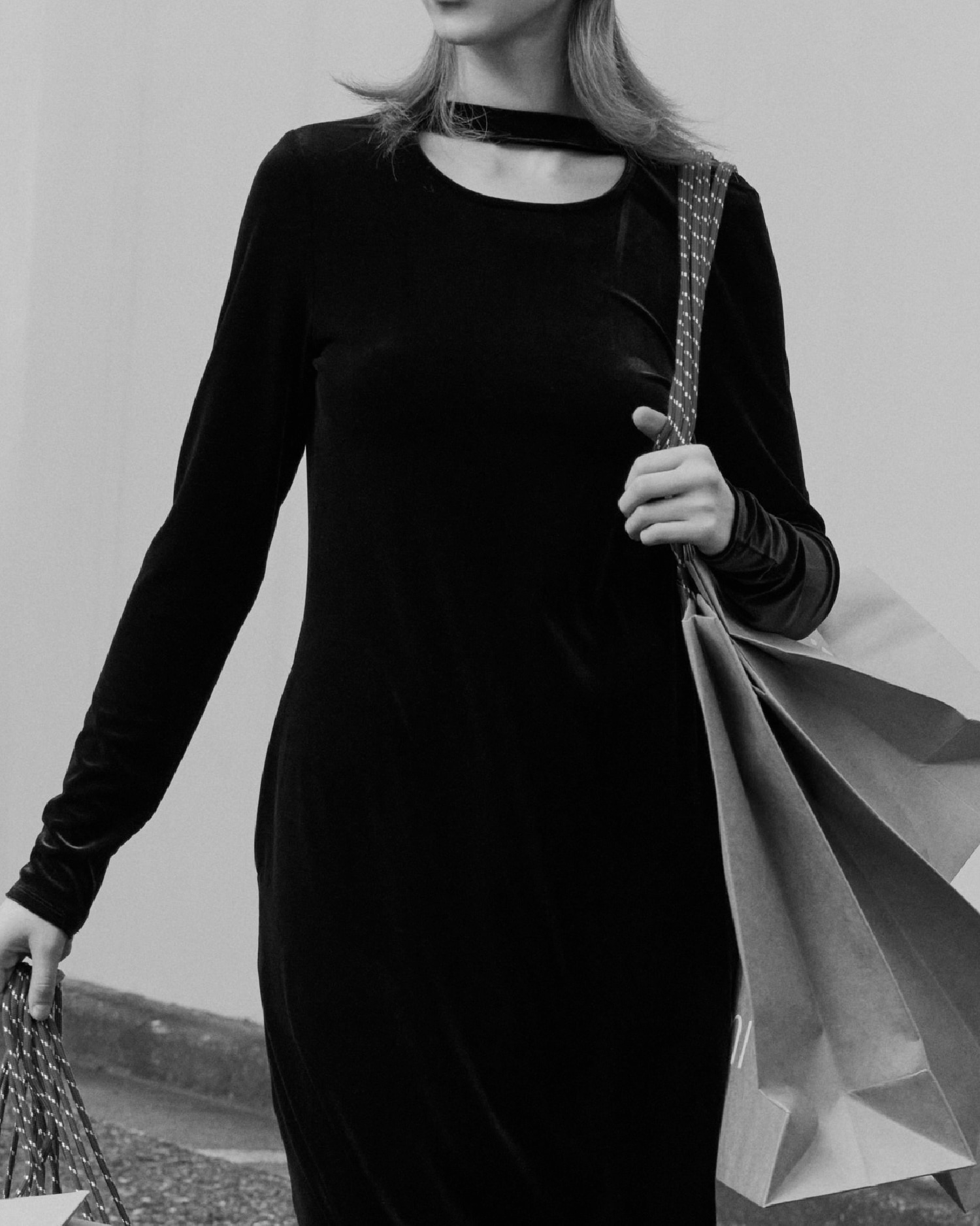 黒のベロアスリムワンピースを着た女性