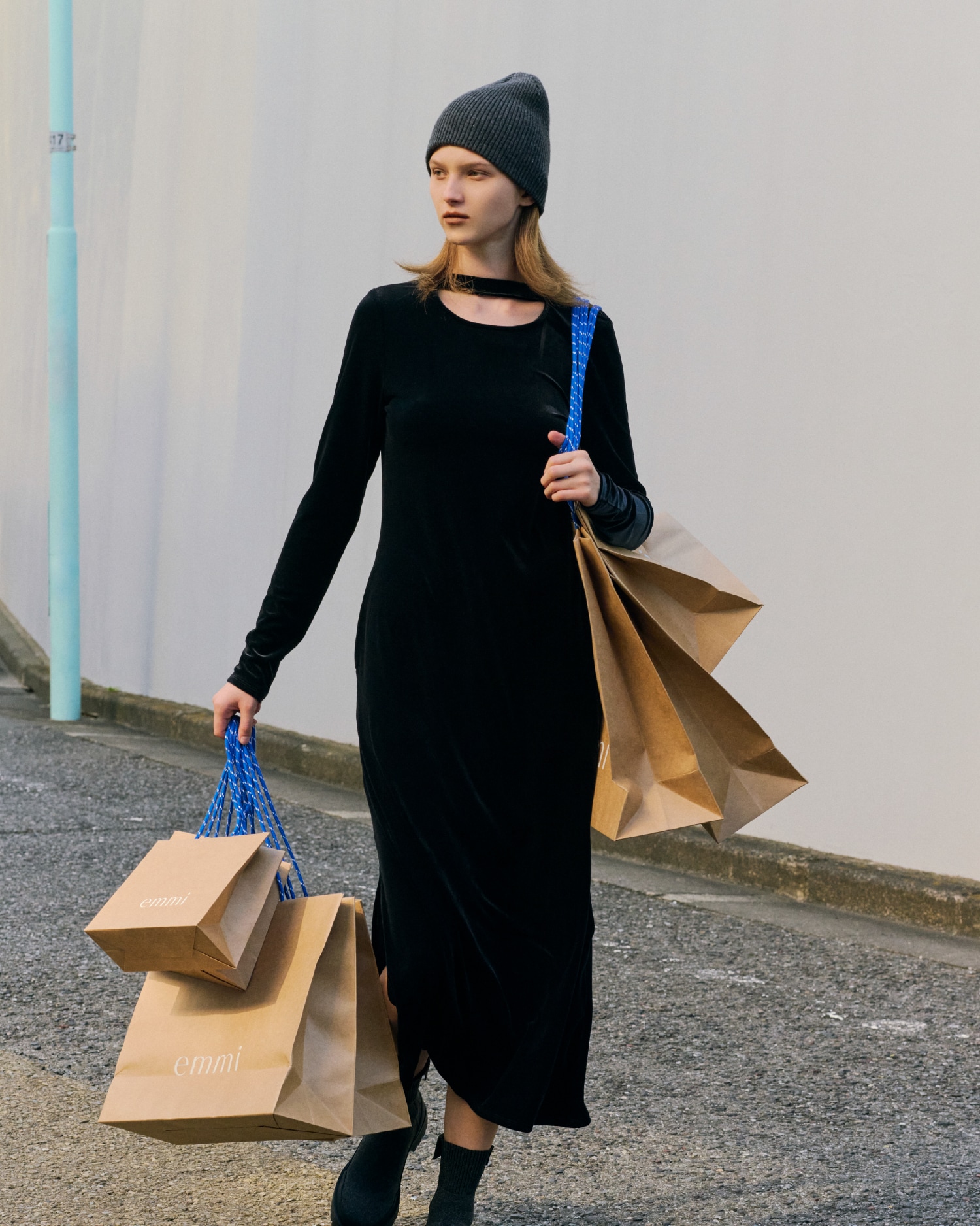 黒のベロアスリムワンピースと
リブニットビーニーとecoニットブーツのコーディネート例