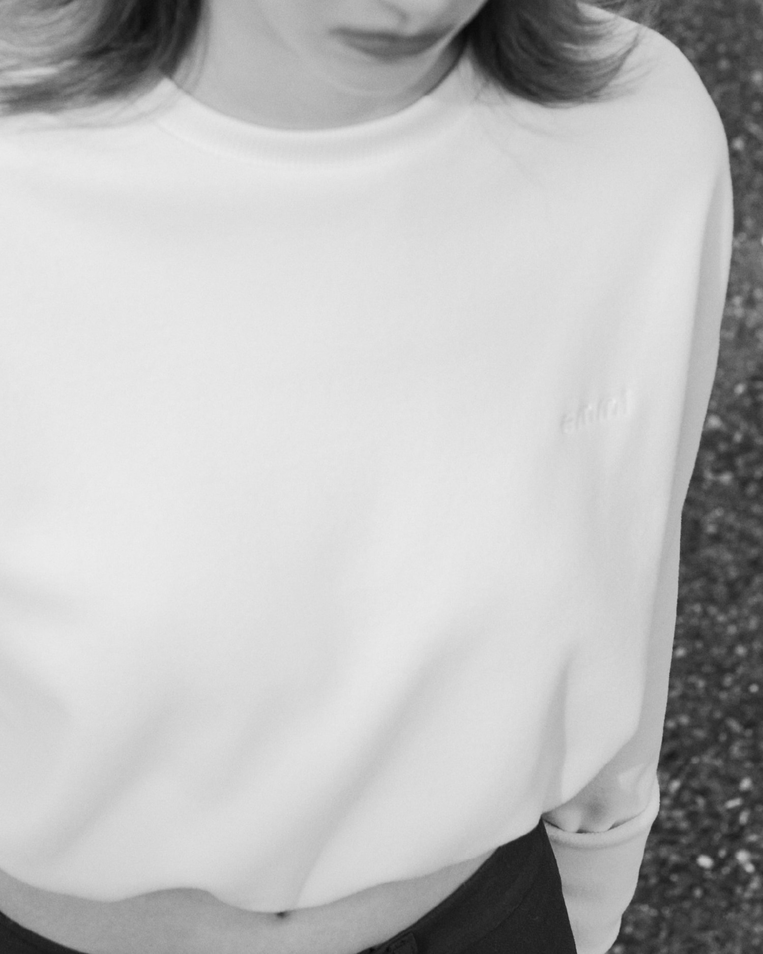 ピンクのＥＣ限定起毛カットプルを着た女性