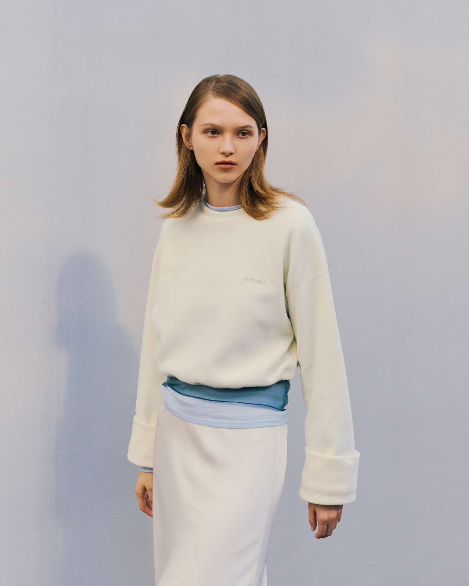 ホワイトを基調としたＥＣ限定起毛カットプル・ウールパーカートップス・シアーカットソー×キャミSET・ゴムウエストナロースカートのコーディネート例