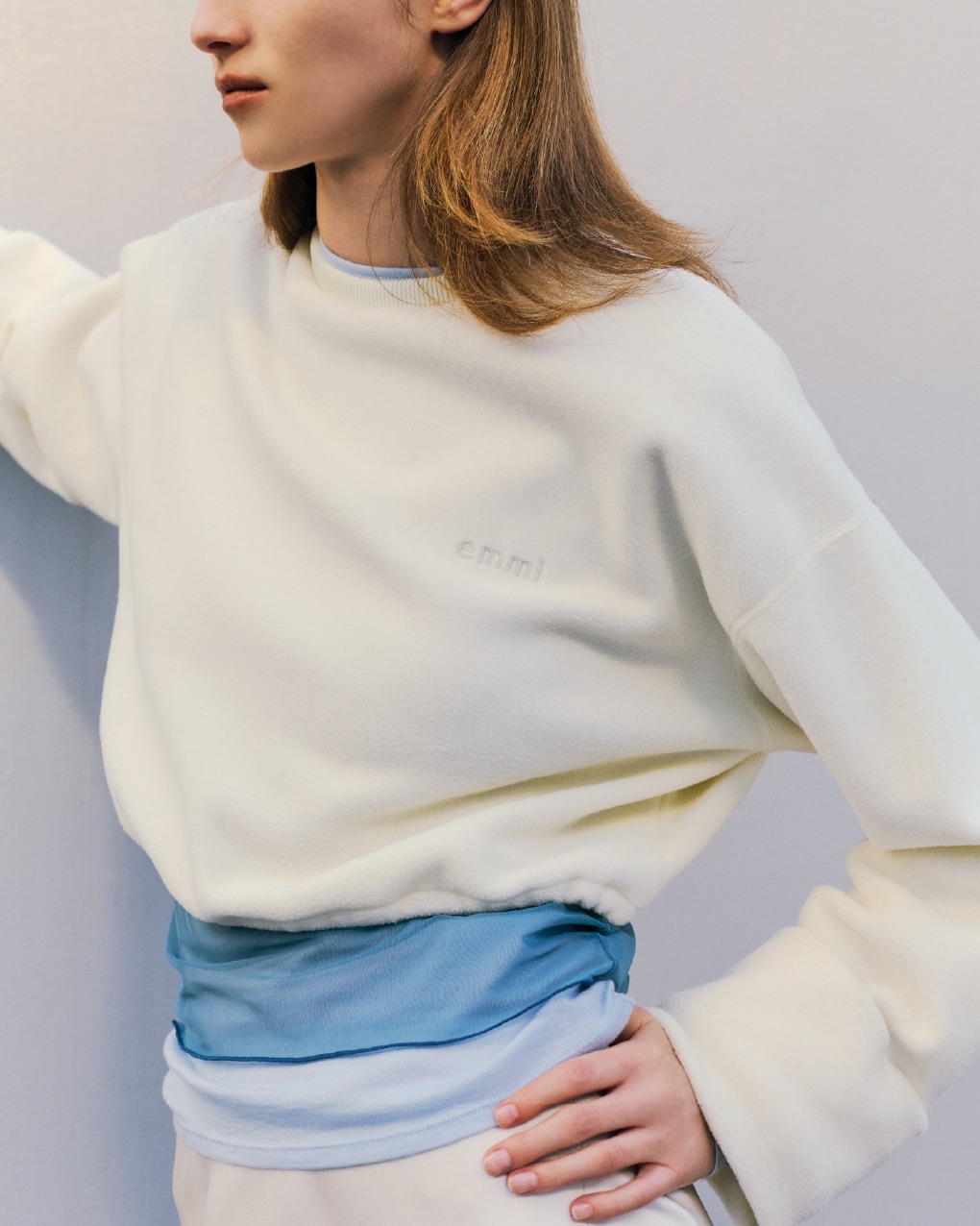 ホワイトを基調としたＥＣ限定起毛カットプル・ウールパーカートップス・シアーカットソー×キャミSET・ゴムウエストナロースカートのコーディネート例