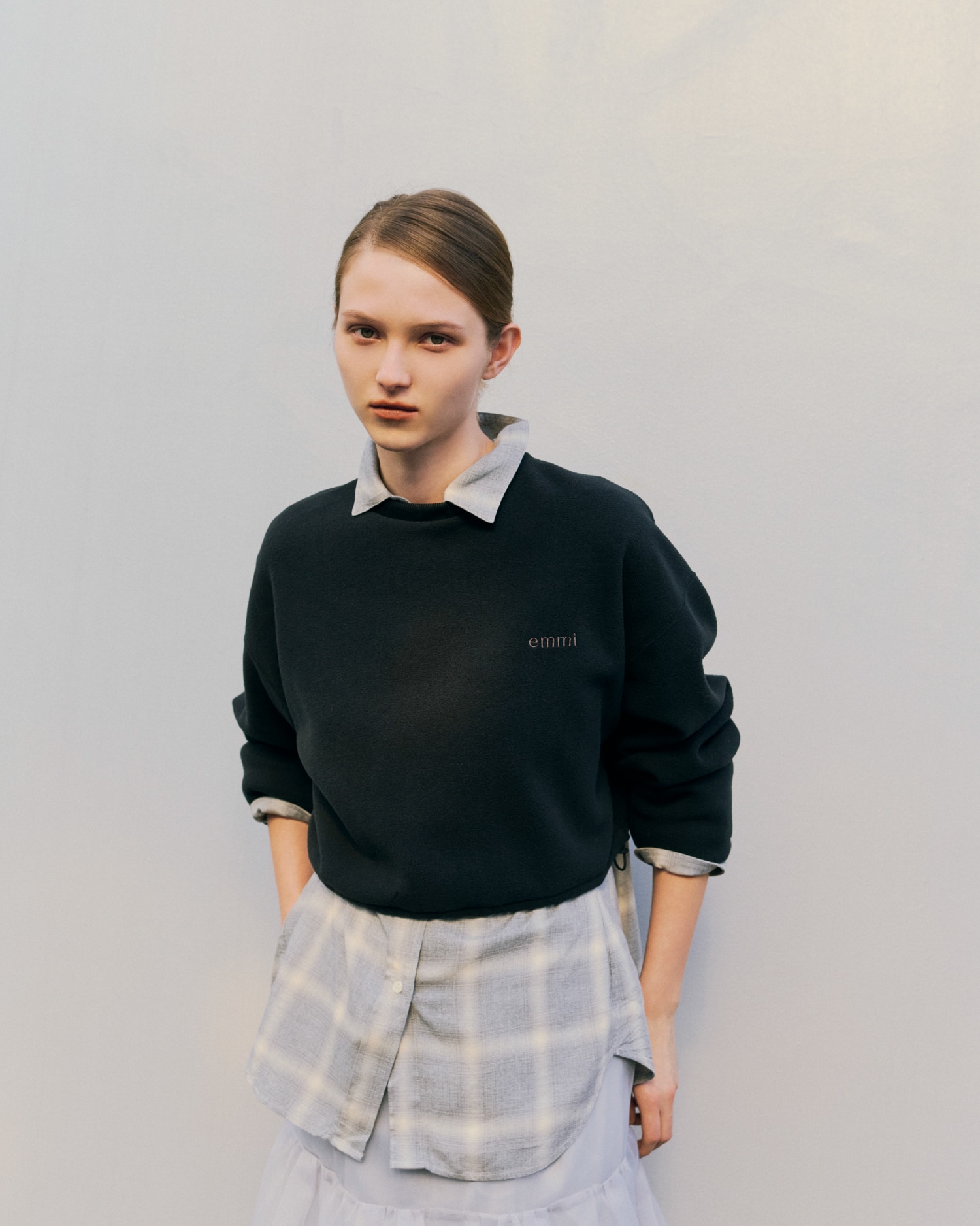 黒とグレーを基調としたＥＣ限定起毛カットプル・チェックオーバーシャツ・チュールボリュームシアースカート・NIKE W SHOX R4（シューズ）のコーディネート例