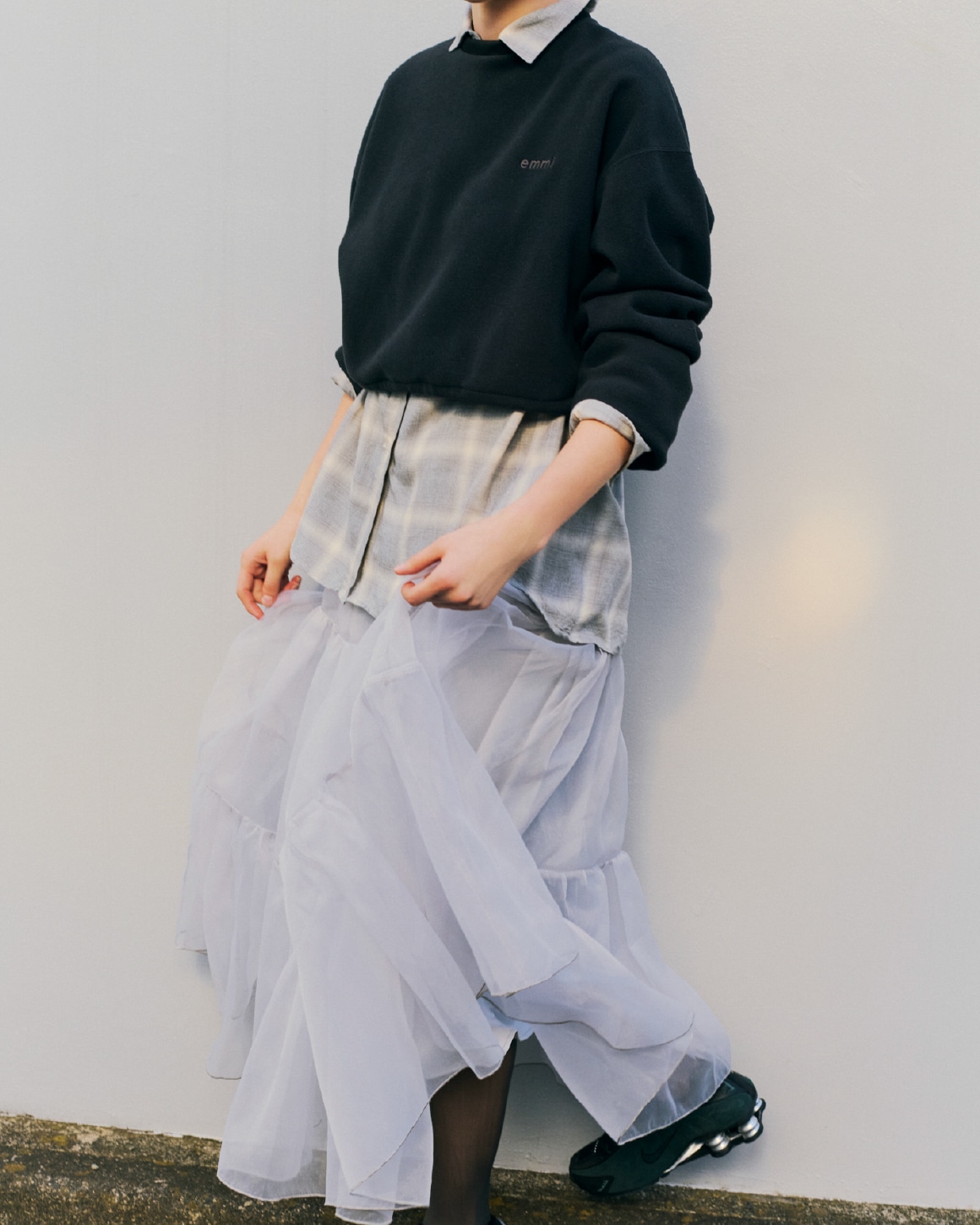 黒とグレーを基調としたＥＣ限定起毛カットプル・チェックオーバーシャツ・チュールボリュームシアースカート・NIKE W SHOX R4（シューズ）のコーディネート例