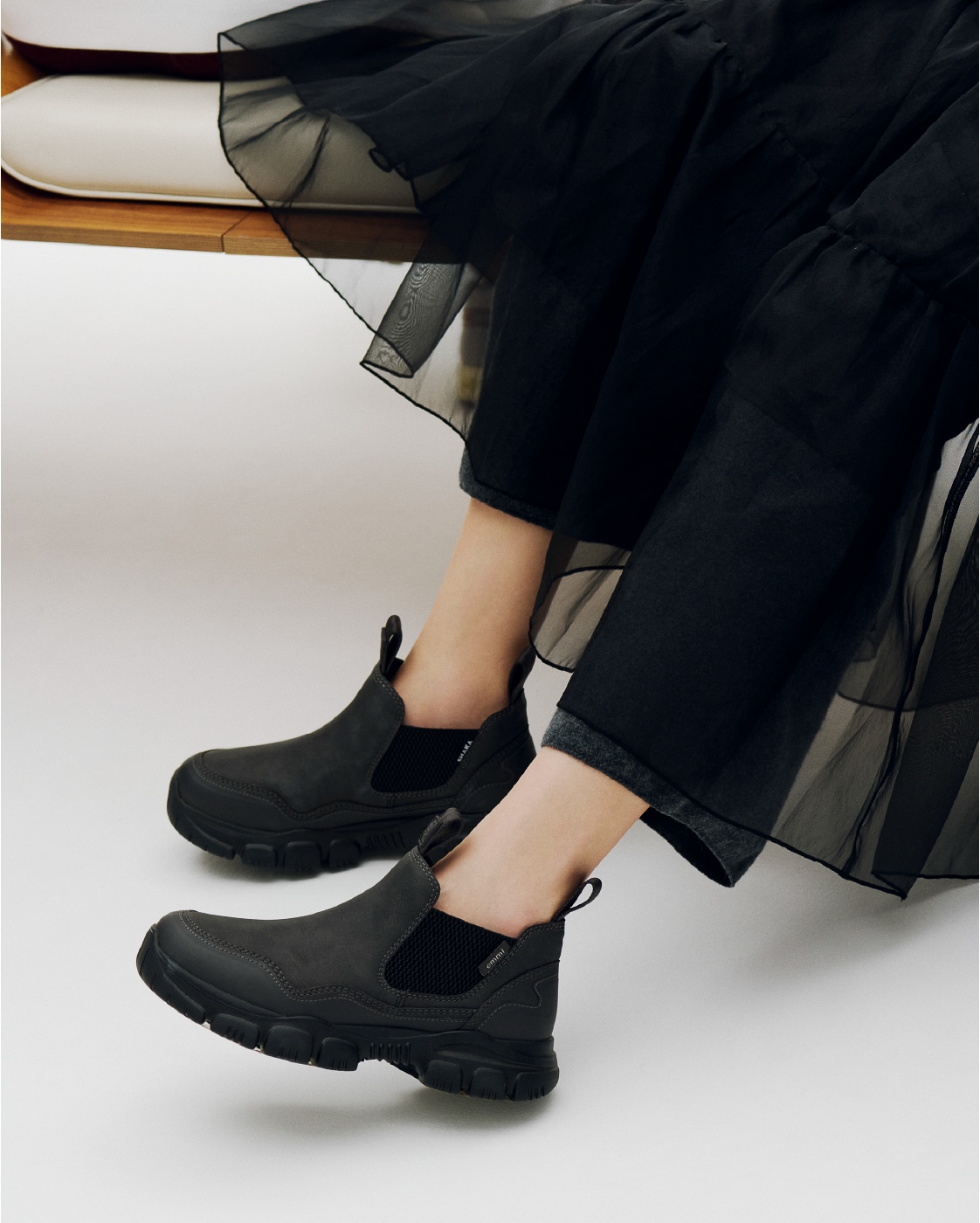 黒のチュールボリュームシアースカート・グレーのラムウールニットパンツ・黒のTREK SHORT CHELSEA AT for emmi（シューズ）