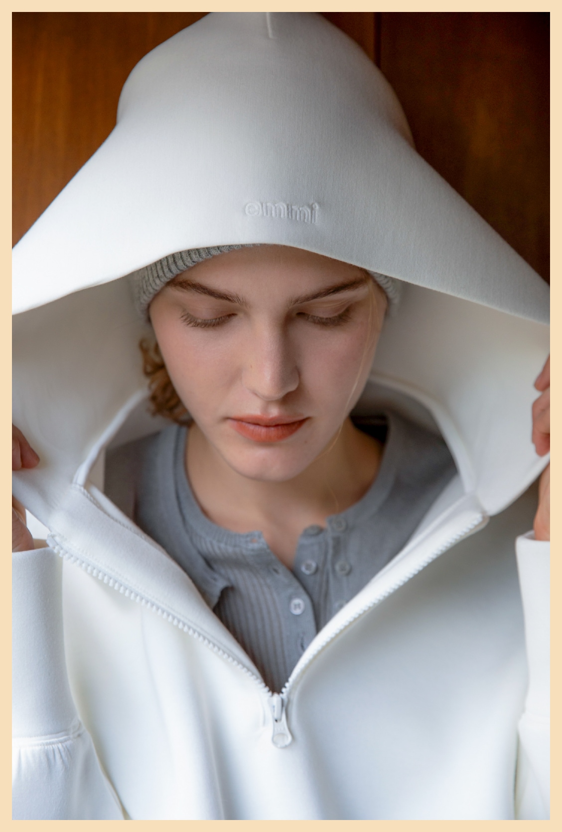 白のダンボールフーディ×スカートセットのフードディテール写真