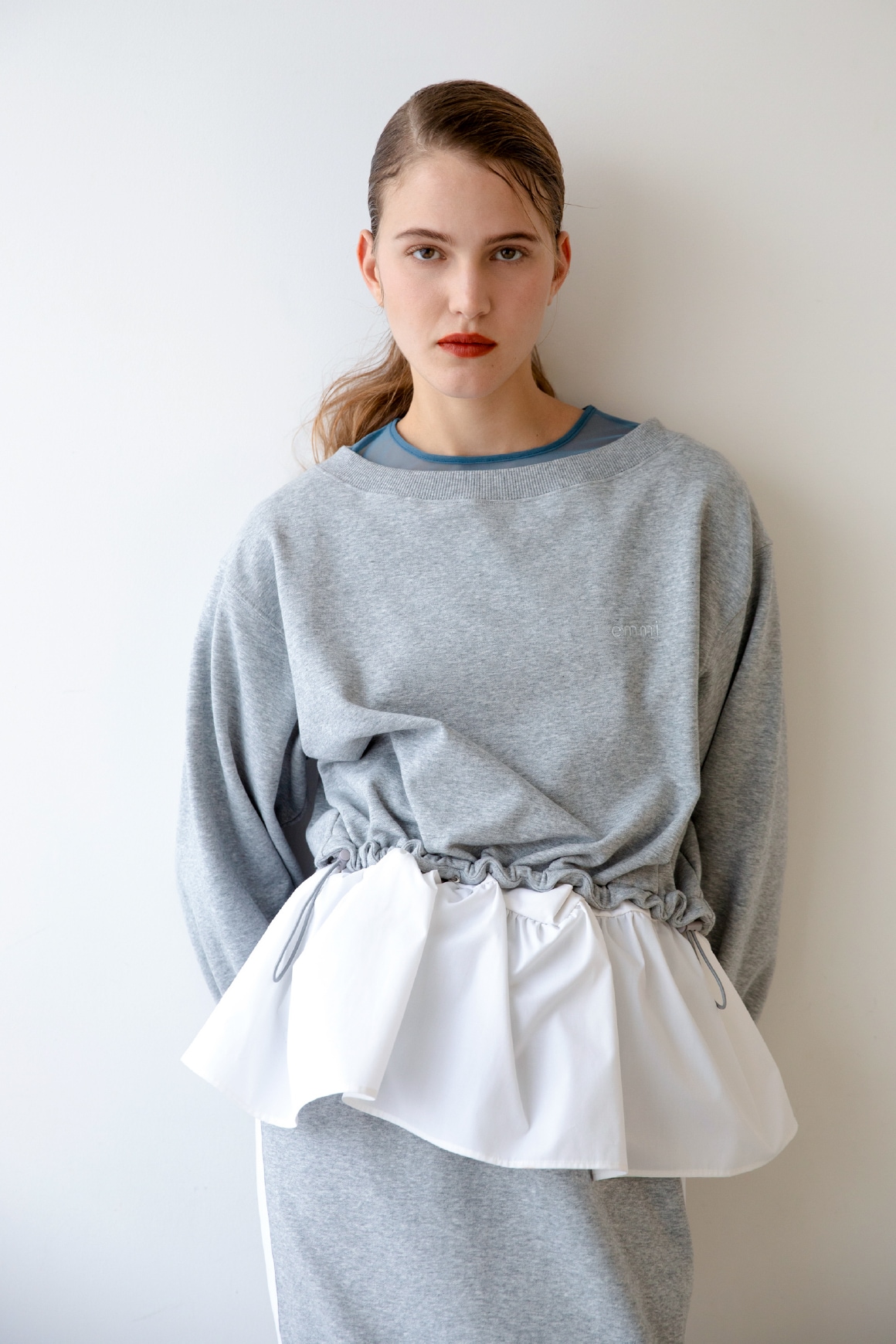 グレーの布帛ドッキング裏毛セットアップ・ブルーのシアーカットソー×キャミソールSET・シルバーのECHAPPEを合わせたコーディネート