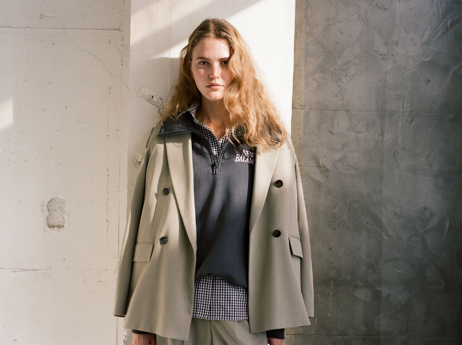 オリーブのダブルブレストテーラードジャケット＆ワイドレッグタック入りパンツ・チェックのemmiロゴ刺繡シャツ・のリニアヘリテージフリースハーフジップ・ライムのeco ナイロンスクエアバッグ・ブラウンのecoニットブーツを合わせたコーディネート